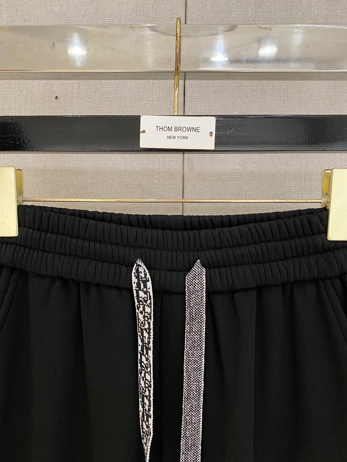 可年后退换 P230 迪奥 Dior 2025SS秋冬加绒  直筒微阔版型保暖不显臃肿  🔥新品时尚直筒休闲裤，臻选优质纯棉加绒面料打造，保暖舒适，精工密针刺绣标识，缔造简约线条感，版型不挑人，客供定制五金辅料，工艺精湛，版型超正，上身效果极佳 直筒微阔版型  ！！
颜色：黑色 灰色
码数：M-3XL！