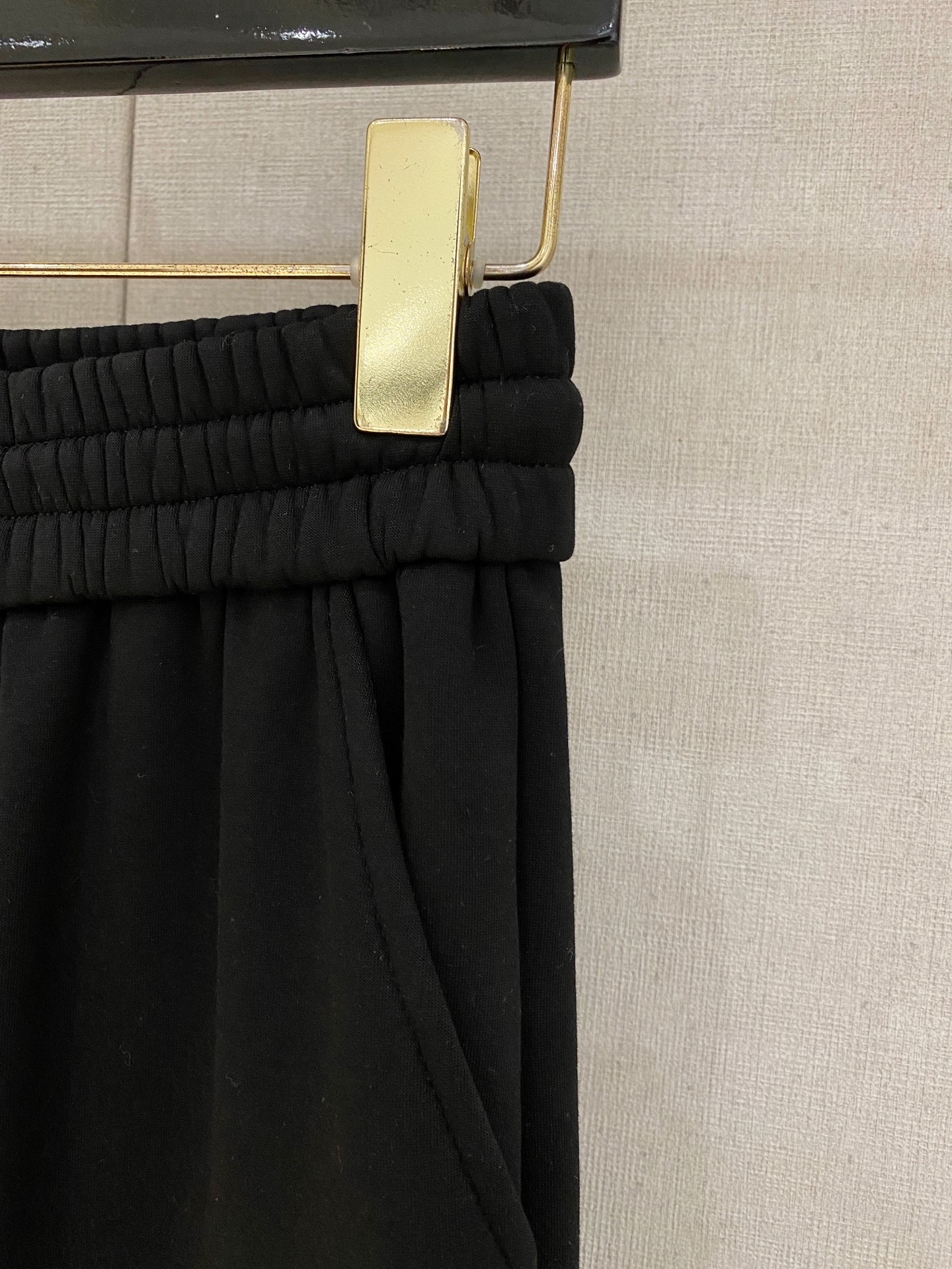 可年后退换 P230 迪奥 Dior 2025SS秋冬加绒  直筒微阔版型保暖不显臃肿  🔥新品时尚直筒休闲裤，臻选优质纯棉加绒面料打造，保暖舒适，精工密针刺绣标识，缔造简约线条感，版型不挑人，客供定制五金辅料，工艺精湛，版型超正，上身效果极佳 直筒微阔版型  ！！
颜色：黑色 灰色
码数：M-3XL！