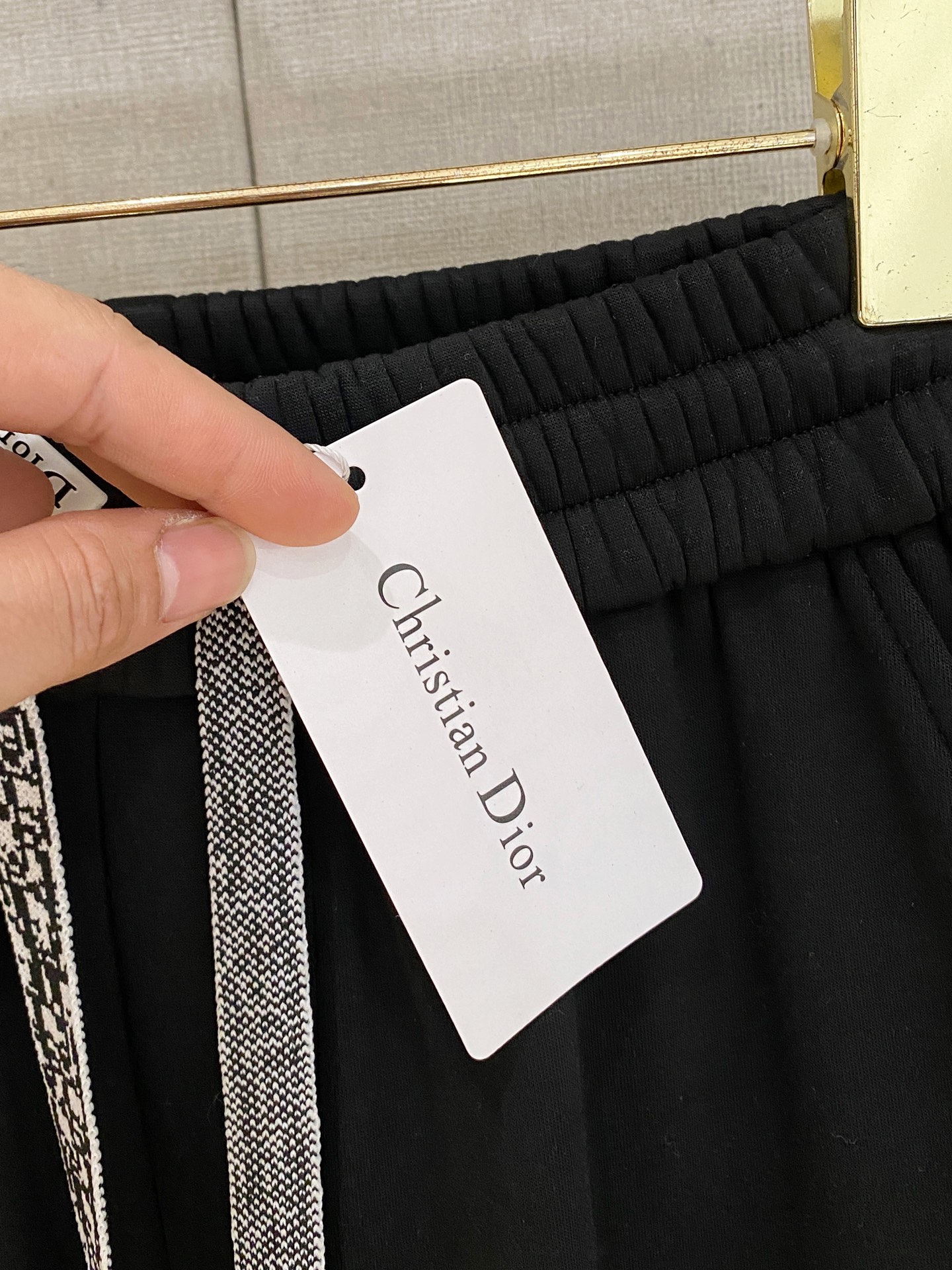 可年后退换 P230 迪奥 Dior 2025SS秋冬加绒  直筒微阔版型保暖不显臃肿  🔥新品时尚直筒休闲裤，臻选优质纯棉加绒面料打造，保暖舒适，精工密针刺绣标识，缔造简约线条感，版型不挑人，客供定制五金辅料，工艺精湛，版型超正，上身效果极佳 直筒微阔版型  ！！
颜色：黑色 灰色
码数：M-3XL！