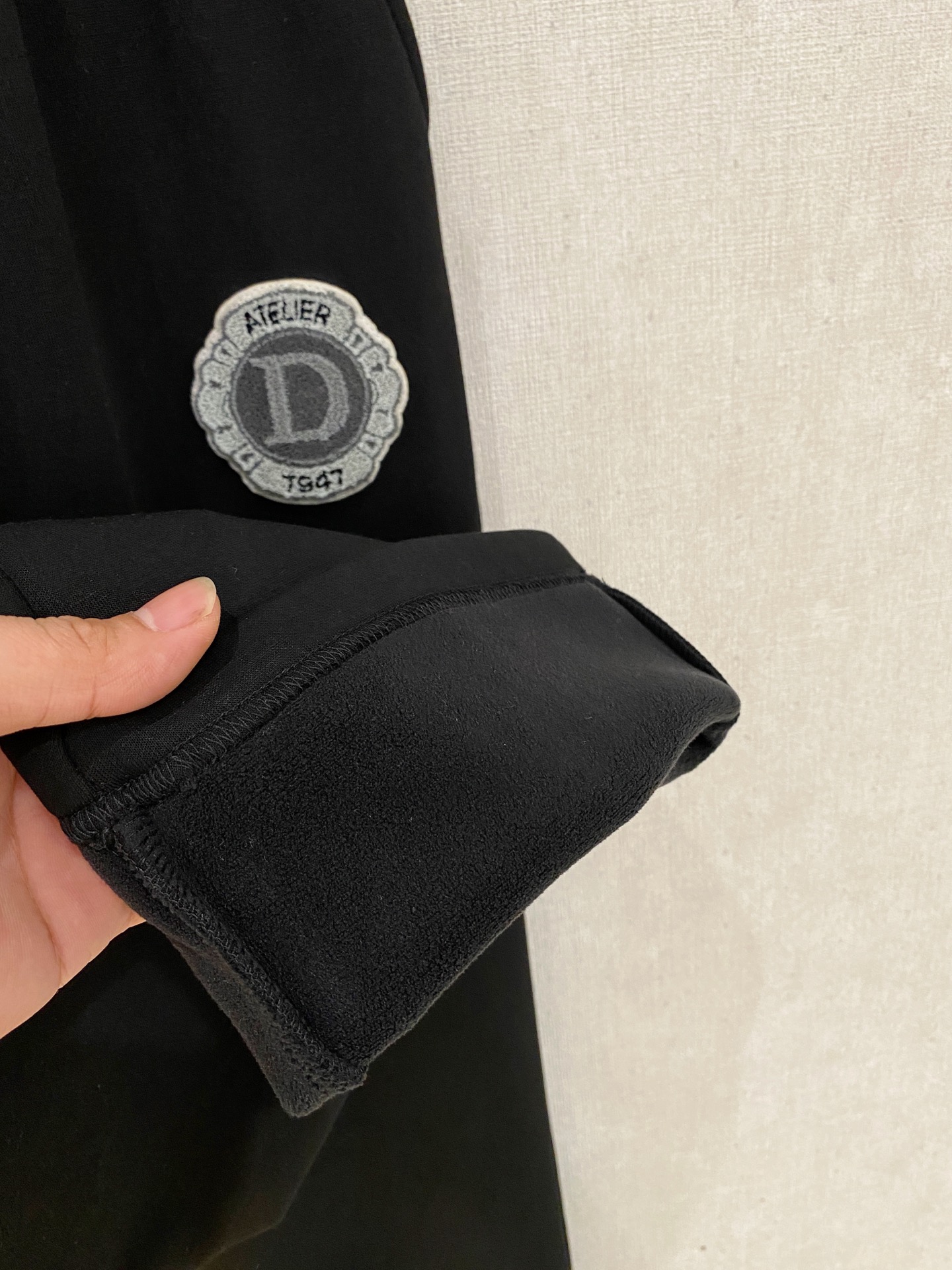 可年后退换 P230 迪奥 Dior 2025SS秋冬加绒  直筒微阔版型保暖不显臃肿  🔥新品时尚直筒休闲裤，臻选优质纯棉加绒面料打造，保暖舒适，精工密针刺绣标识，缔造简约线条感，版型不挑人，客供定制五金辅料，工艺精湛，版型超正，上身效果极佳 直筒微阔版型  ！！
颜色：黑色 灰色
码数：M-3XL！