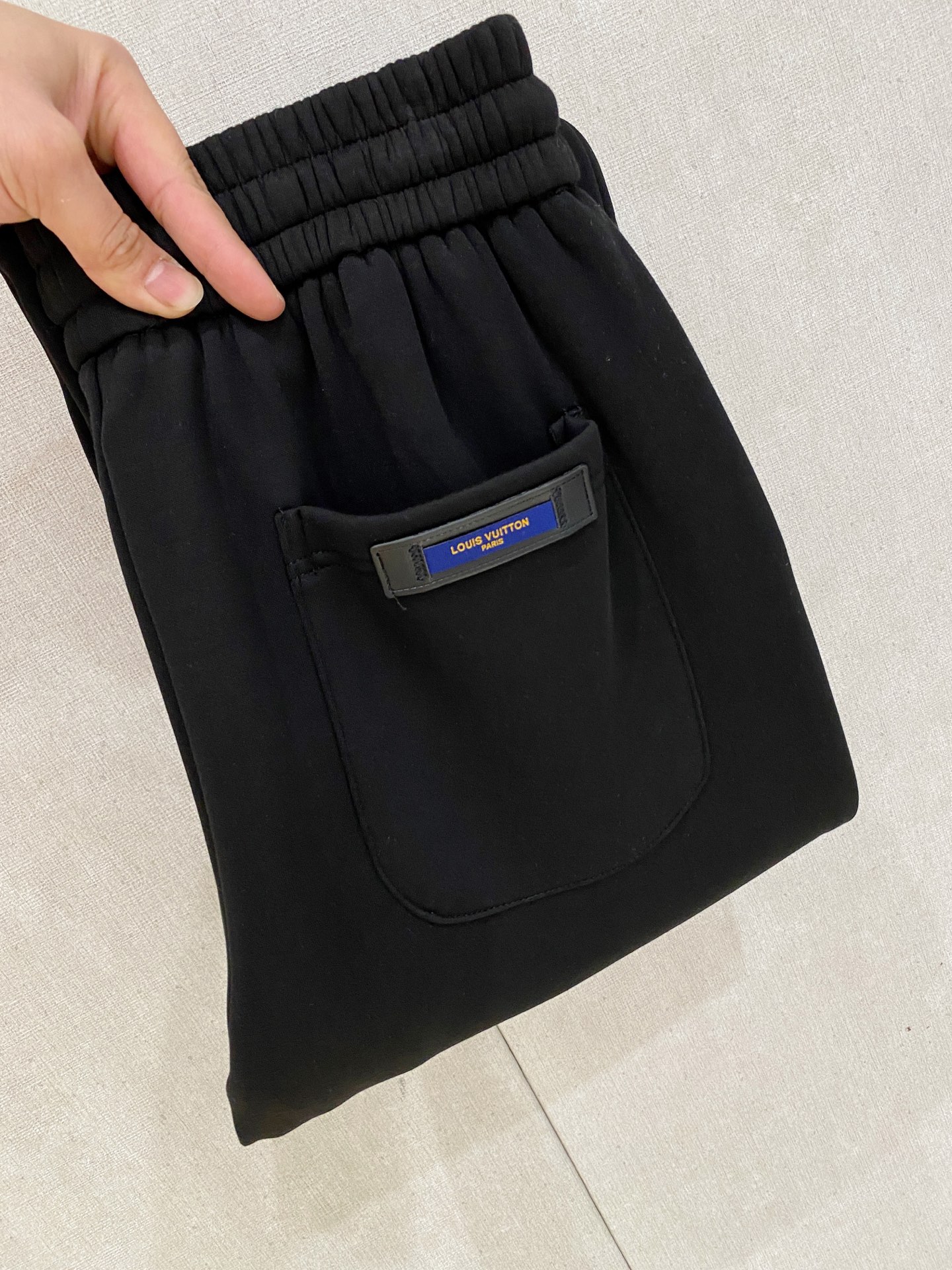 可年后退换 P230 LV 路易威登 2025SS秋冬加绒  直筒微阔版型保暖不显臃肿  🔥新品时尚直筒休闲裤，臻选优质纯棉加绒面料打造，保暖舒适，精工密针刺绣标识，缔造简约线条感，版型不挑人，客供定制五金辅料，工艺精湛，版型超正，上身效果极佳 直筒微阔版型  ！！
颜色：黑色 灰色
码数：M-3XL！