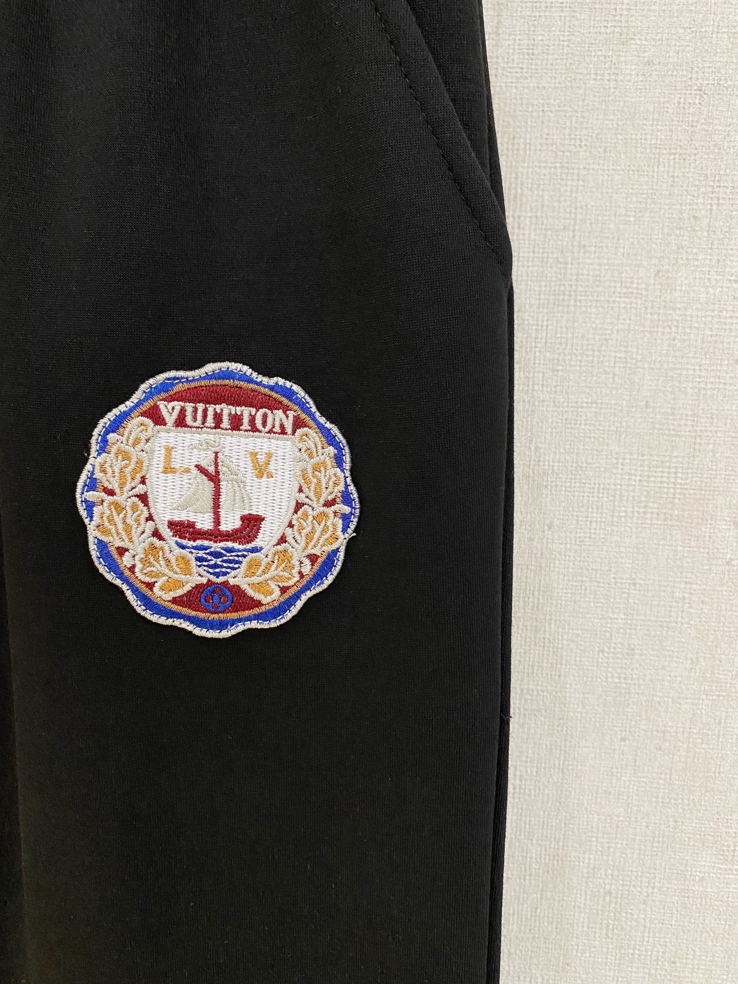 可年后退换 P230 LV 路易威登 2025SS秋冬加绒  直筒微阔版型保暖不显臃肿  🔥新品时尚直筒休闲裤，臻选优质纯棉加绒面料打造，保暖舒适，精工密针刺绣标识，缔造简约线条感，版型不挑人，客供定制五金辅料，工艺精湛，版型超正，上身效果极佳 直筒微阔版型  ！！
颜色：黑色 灰色
码数：M-3XL！