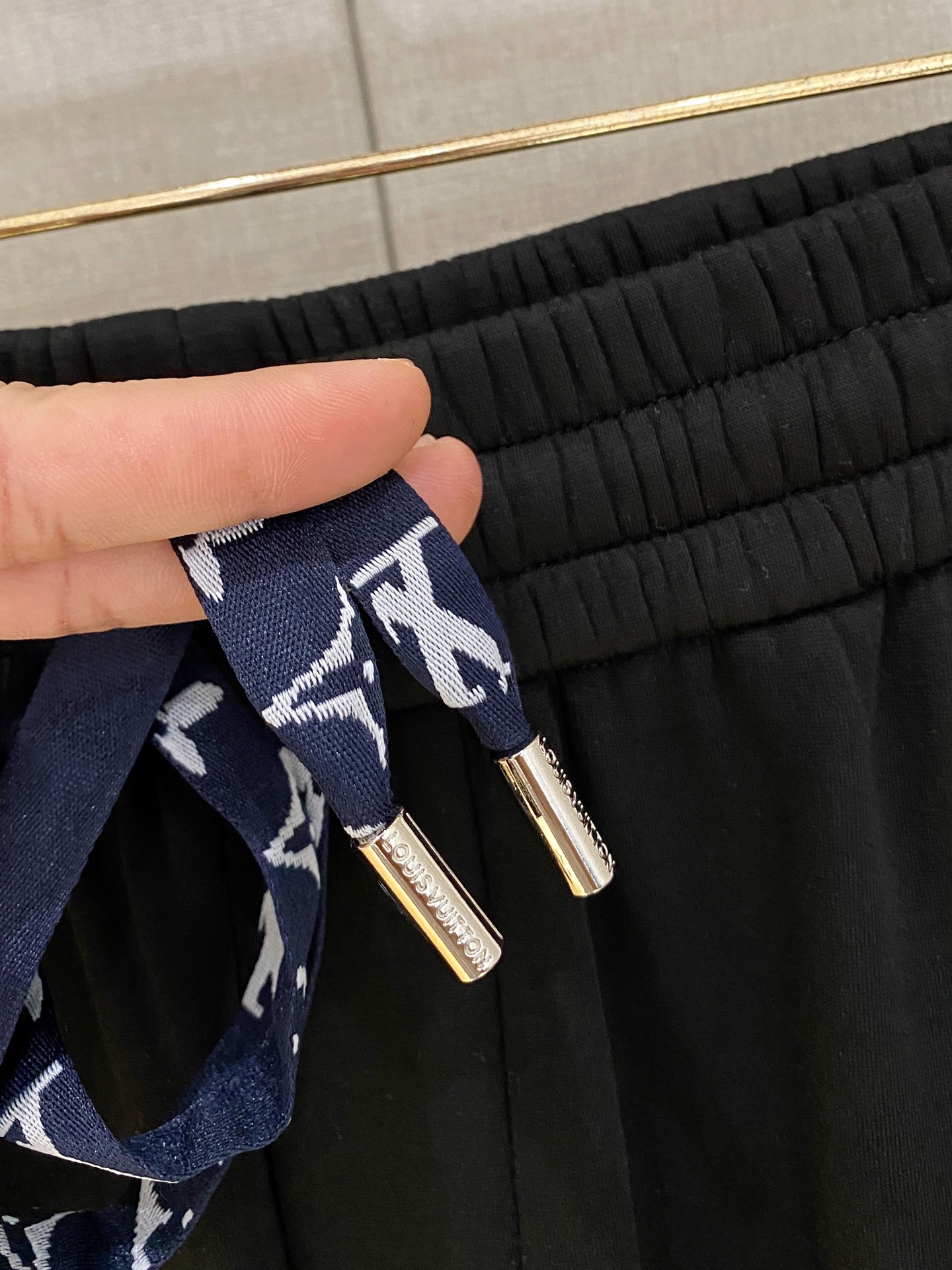 可年后退换 P230 LV 路易威登 2025SS秋冬加绒  直筒微阔版型保暖不显臃肿  🔥新品时尚直筒休闲裤，臻选优质纯棉加绒面料打造，保暖舒适，精工密针刺绣标识，缔造简约线条感，版型不挑人，客供定制五金辅料，工艺精湛，版型超正，上身效果极佳 直筒微阔版型  ！！
颜色：黑色 灰色
码数：M-3XL！