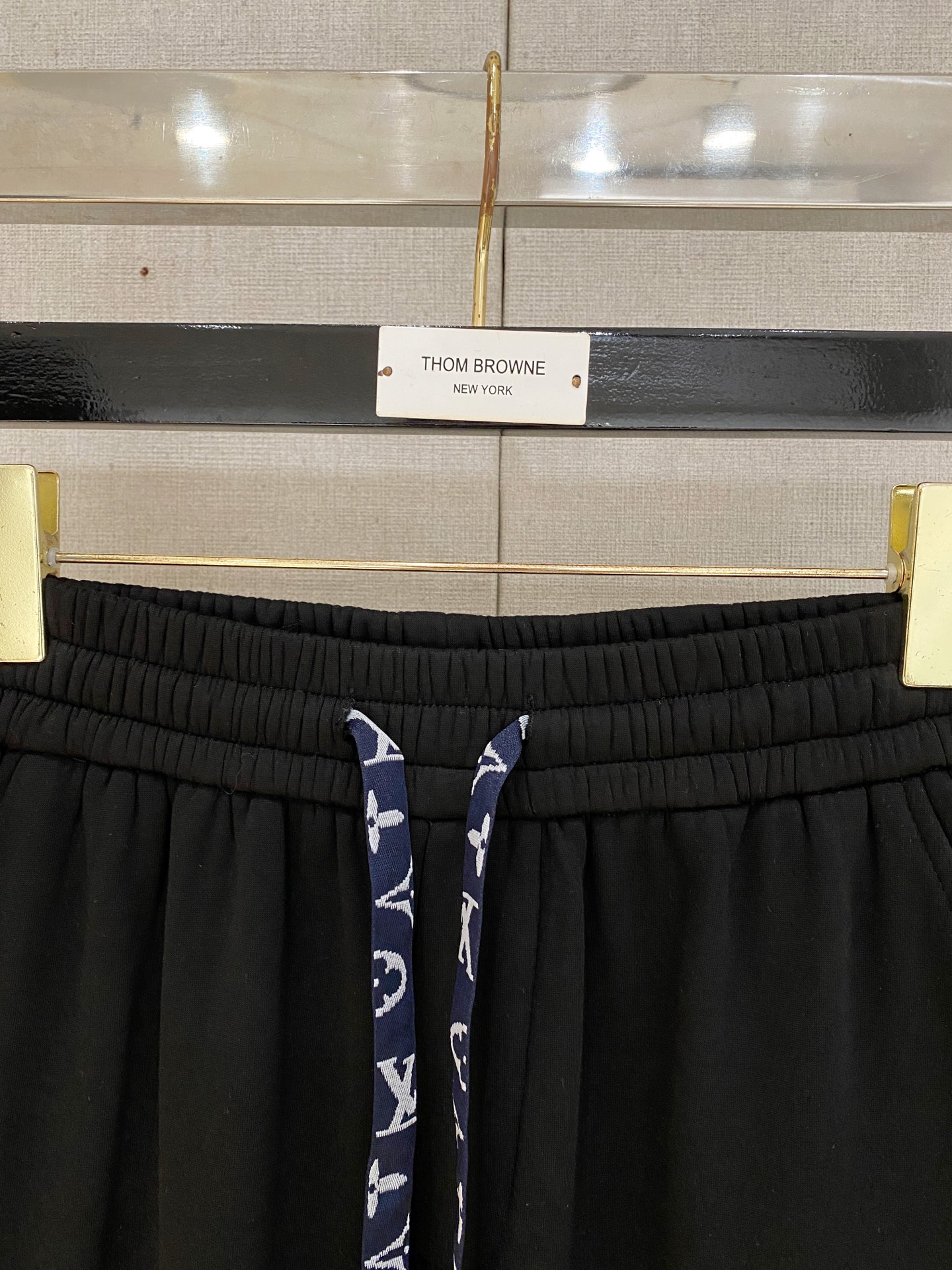 可年后退换 P230 LV 路易威登 2025SS秋冬加绒  直筒微阔版型保暖不显臃肿  🔥新品时尚直筒休闲裤，臻选优质纯棉加绒面料打造，保暖舒适，精工密针刺绣标识，缔造简约线条感，版型不挑人，客供定制五金辅料，工艺精湛，版型超正，上身效果极佳 直筒微阔版型  ！！
颜色：黑色 灰色
码数：M-3XL！