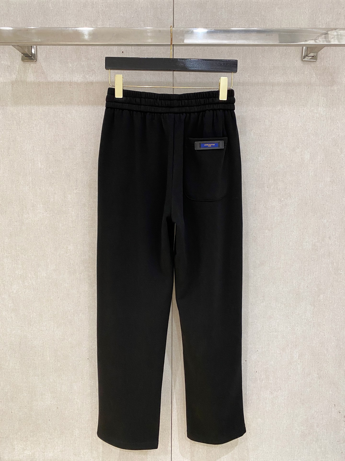 可年后退换 P230 LV 路易威登 2025SS秋冬加绒  直筒微阔版型保暖不显臃肿  🔥新品时尚直筒休闲裤，臻选优质纯棉加绒面料打造，保暖舒适，精工密针刺绣标识，缔造简约线条感，版型不挑人，客供定制五金辅料，工艺精湛，版型超正，上身效果极佳 直筒微阔版型  ！！
颜色：黑色 灰色
码数：M-3XL！