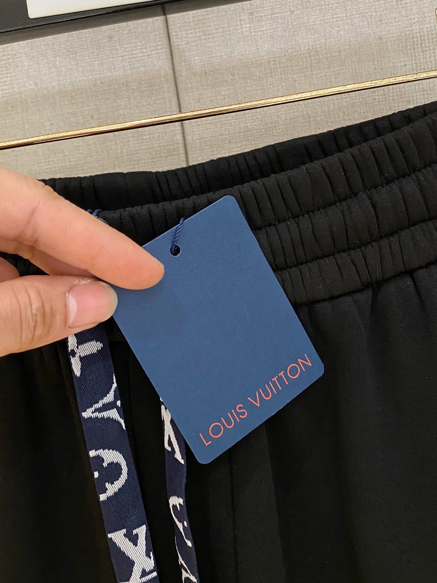 可年后退换 P230 LV 路易威登 2025SS秋冬加绒  直筒微阔版型保暖不显臃肿  🔥新品时尚直筒休闲裤，臻选优质纯棉加绒面料打造，保暖舒适，精工密针刺绣标识，缔造简约线条感，版型不挑人，客供定制五金辅料，工艺精湛，版型超正，上身效果极佳 直筒微阔版型  ！！
颜色：黑色 灰色
码数：M-3XL！