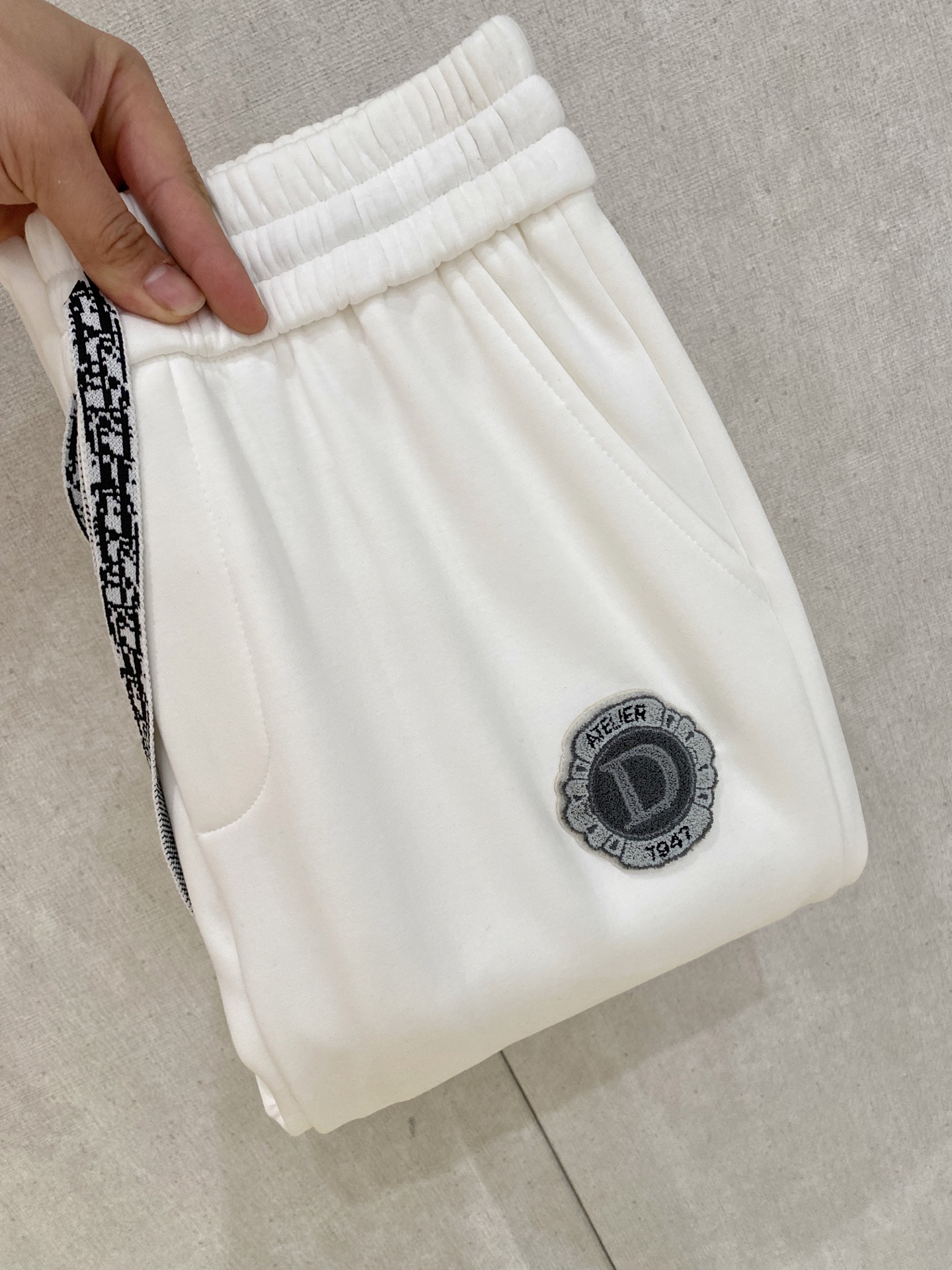 可年后退换 P230  迪奥 Dior 2025SS秋冬加绒  直筒微阔版型保暖不显臃肿  🔥新品时尚直筒休闲裤，臻选优质纯棉加绒面料打造，保暖舒适，精工密针刺绣标识，缔造简约线条感，版型不挑人，客供定制五金辅料，工艺精湛，版型超正，上身效果极佳 直筒微阔版型  ！！
颜色：黑色 灰色
码数：M-3XL！