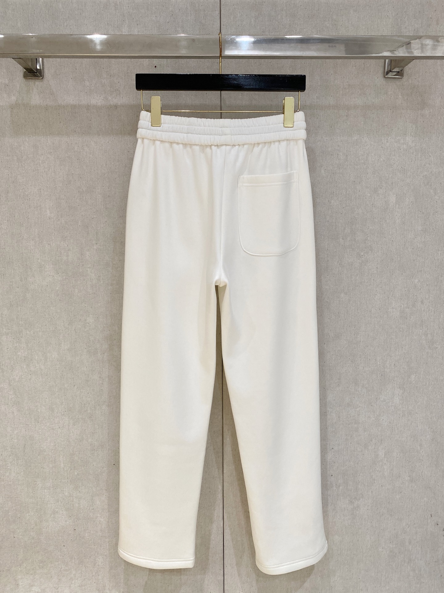 可年后退换 P230  迪奥 Dior 2025SS秋冬加绒  直筒微阔版型保暖不显臃肿  🔥新品时尚直筒休闲裤，臻选优质纯棉加绒面料打造，保暖舒适，精工密针刺绣标识，缔造简约线条感，版型不挑人，客供定制五金辅料，工艺精湛，版型超正，上身效果极佳 直筒微阔版型  ！！
颜色：黑色 灰色
码数：M-3XL！