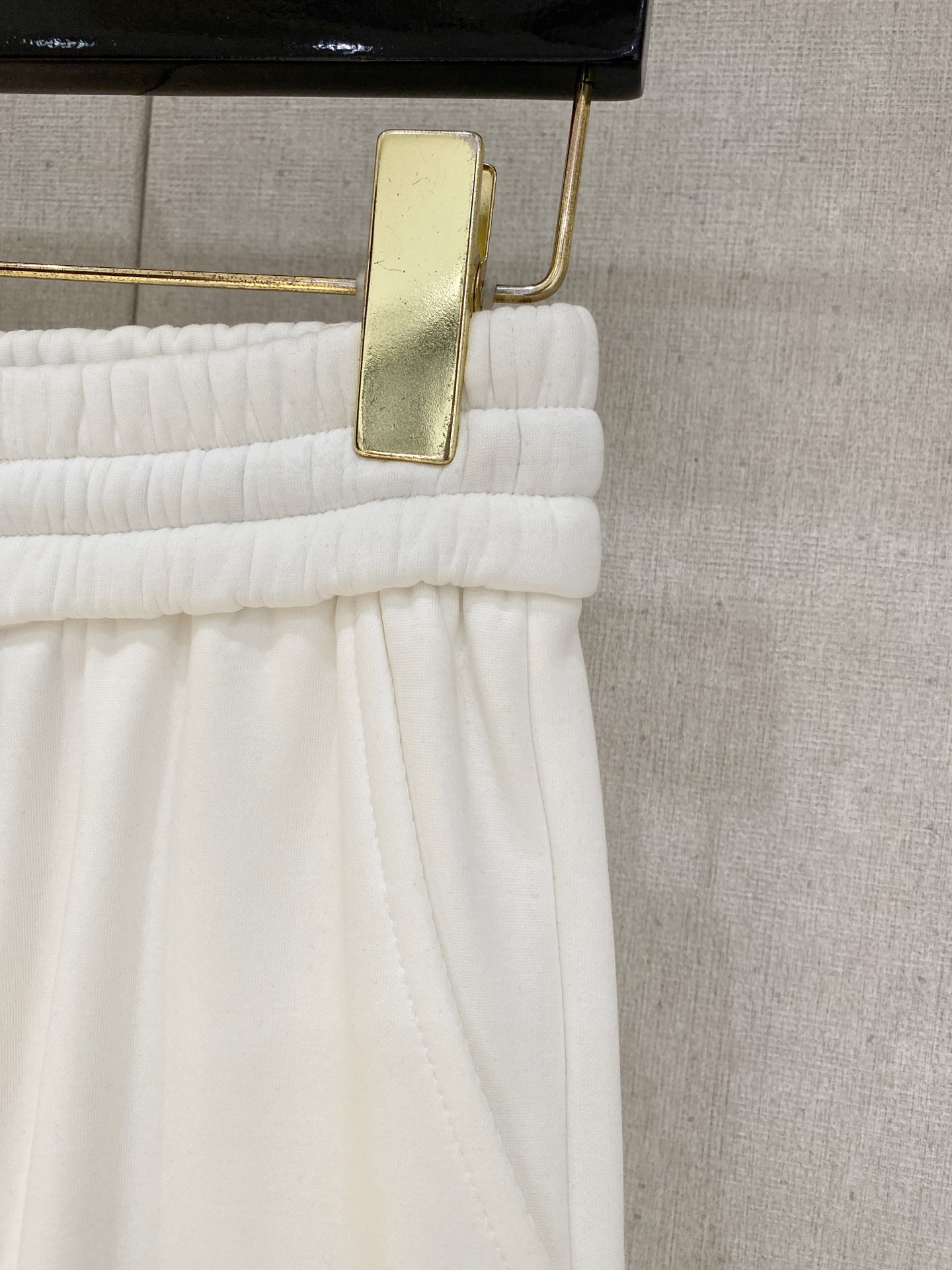 可年后退换 P230  迪奥 Dior 2025SS秋冬加绒  直筒微阔版型保暖不显臃肿  🔥新品时尚直筒休闲裤，臻选优质纯棉加绒面料打造，保暖舒适，精工密针刺绣标识，缔造简约线条感，版型不挑人，客供定制五金辅料，工艺精湛，版型超正，上身效果极佳 直筒微阔版型  ！！
颜色：黑色 灰色
码数：M-3XL！