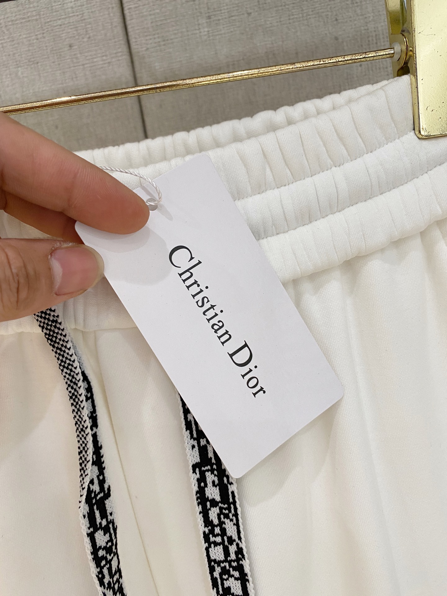 可年后退换 P230  迪奥 Dior 2025SS秋冬加绒  直筒微阔版型保暖不显臃肿  🔥新品时尚直筒休闲裤，臻选优质纯棉加绒面料打造，保暖舒适，精工密针刺绣标识，缔造简约线条感，版型不挑人，客供定制五金辅料，工艺精湛，版型超正，上身效果极佳 直筒微阔版型  ！！
颜色：黑色 灰色
码数：M-3XL！