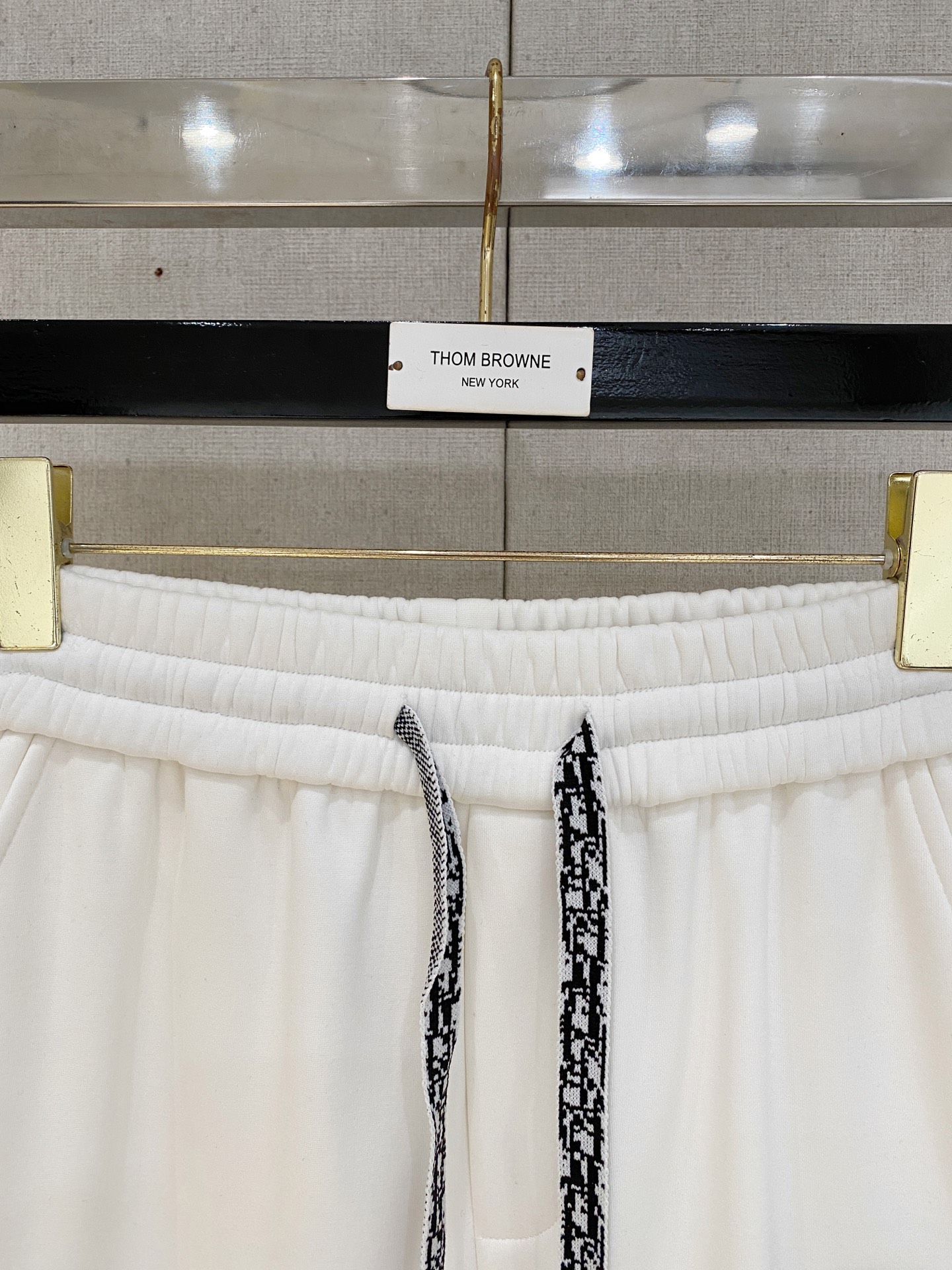 可年后退换 P230  迪奥 Dior 2025SS秋冬加绒  直筒微阔版型保暖不显臃肿  🔥新品时尚直筒休闲裤，臻选优质纯棉加绒面料打造，保暖舒适，精工密针刺绣标识，缔造简约线条感，版型不挑人，客供定制五金辅料，工艺精湛，版型超正，上身效果极佳 直筒微阔版型  ！！
颜色：黑色 灰色
码数：M-3XL！