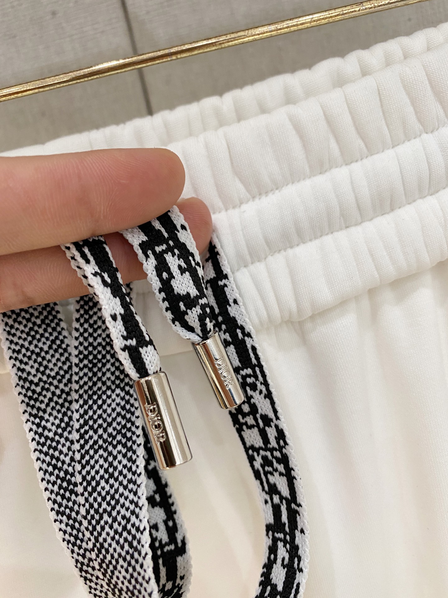 可年后退换 P230  迪奥 Dior 2025SS秋冬加绒  直筒微阔版型保暖不显臃肿  🔥新品时尚直筒休闲裤，臻选优质纯棉加绒面料打造，保暖舒适，精工密针刺绣标识，缔造简约线条感，版型不挑人，客供定制五金辅料，工艺精湛，版型超正，上身效果极佳 直筒微阔版型  ！！
颜色：黑色 灰色
码数：M-3XL！