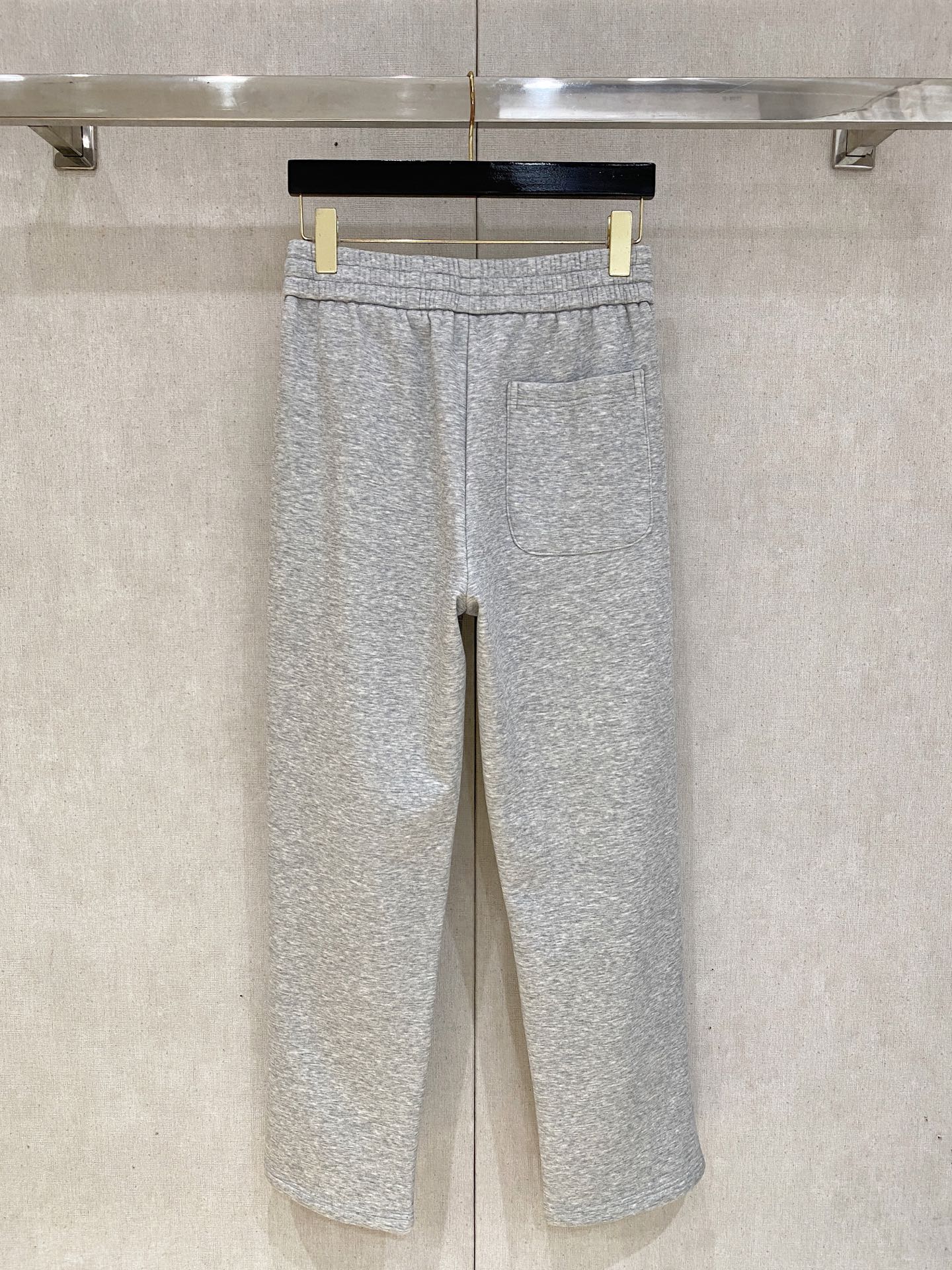 可年后退换 P230 迪奥 Dior 2025SS秋冬加绒  直筒微阔版型保暖不显臃肿  🔥新品时尚直筒休闲裤，臻选优质纯棉加绒面料打造，保暖舒适，精工密针刺绣标识，缔造简约线条感，版型不挑人，客供定制五金辅料，工艺精湛，版型超正，上身效果极佳 直筒微阔版型  ！！
颜色：黑色 灰色
码数：M-3XL！