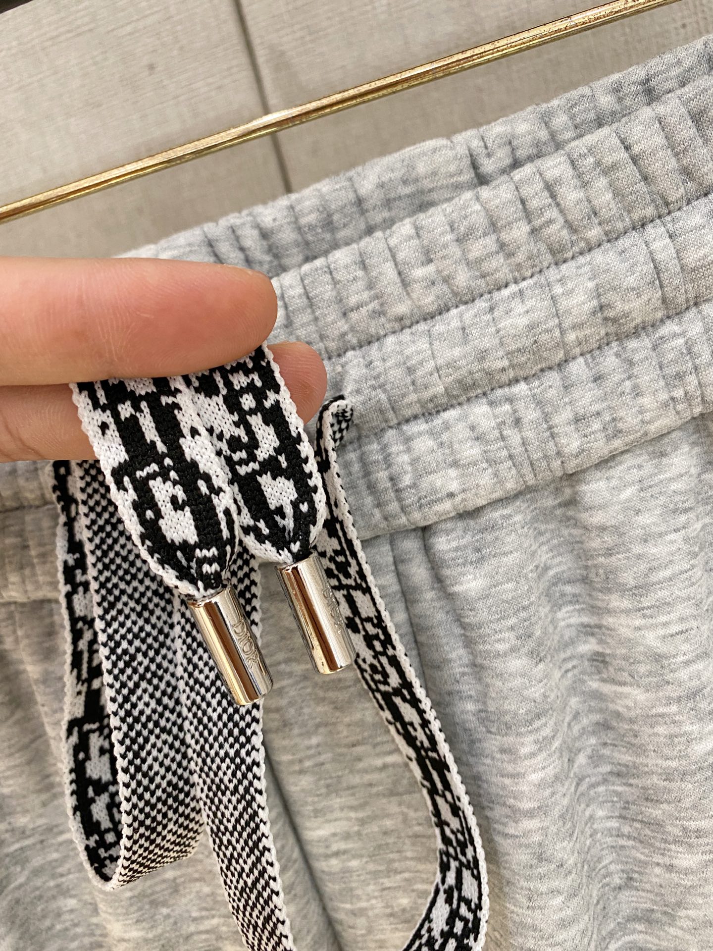 可年后退换 P230 迪奥 Dior 2025SS秋冬加绒  直筒微阔版型保暖不显臃肿  🔥新品时尚直筒休闲裤，臻选优质纯棉加绒面料打造，保暖舒适，精工密针刺绣标识，缔造简约线条感，版型不挑人，客供定制五金辅料，工艺精湛，版型超正，上身效果极佳 直筒微阔版型  ！！
颜色：黑色 灰色
码数：M-3XL！