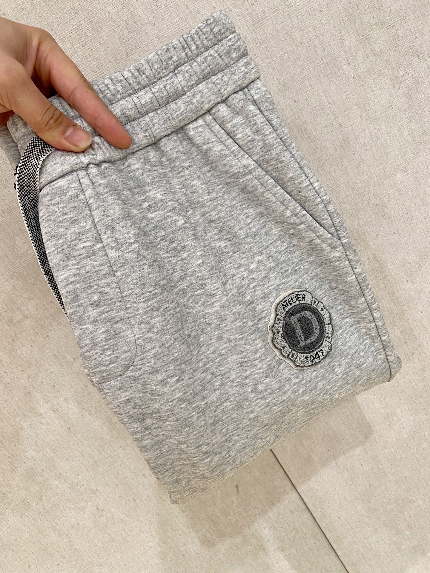 可年后退换 P230 迪奥 Dior 2025SS秋冬加绒  直筒微阔版型保暖不显臃肿  🔥新品时尚直筒休闲裤，臻选优质纯棉加绒面料打造，保暖舒适，精工密针刺绣标识，缔造简约线条感，版型不挑人，客供定制五金辅料，工艺精湛，版型超正，上身效果极佳 直筒微阔版型  ！！
颜色：黑色 灰色
码数：M-3XL！