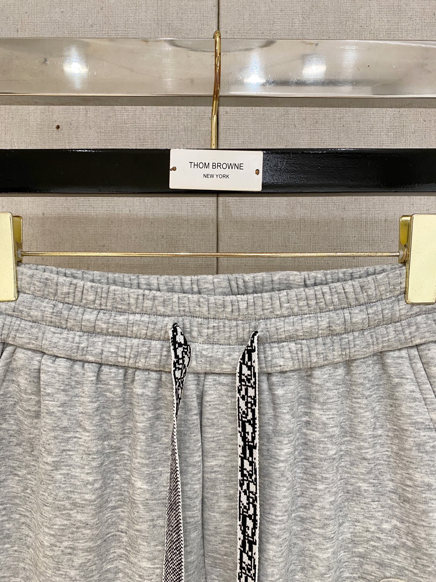 可年后退换 P230 迪奥 Dior 2025SS秋冬加绒  直筒微阔版型保暖不显臃肿  🔥新品时尚直筒休闲裤，臻选优质纯棉加绒面料打造，保暖舒适，精工密针刺绣标识，缔造简约线条感，版型不挑人，客供定制五金辅料，工艺精湛，版型超正，上身效果极佳 直筒微阔版型  ！！
颜色：黑色 灰色
码数：M-3XL！