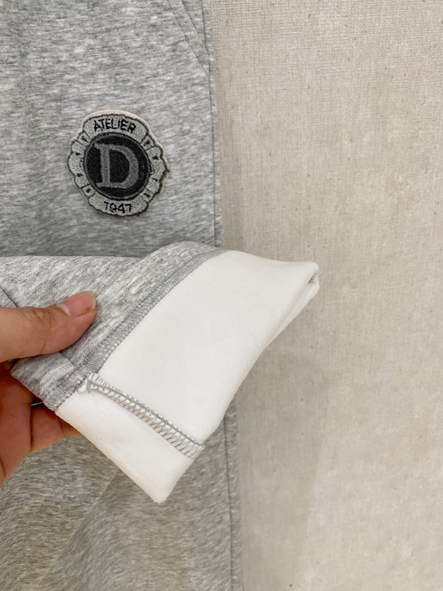 可年后退换 P230 迪奥 Dior 2025SS秋冬加绒  直筒微阔版型保暖不显臃肿  🔥新品时尚直筒休闲裤，臻选优质纯棉加绒面料打造，保暖舒适，精工密针刺绣标识，缔造简约线条感，版型不挑人，客供定制五金辅料，工艺精湛，版型超正，上身效果极佳 直筒微阔版型  ！！
颜色：黑色 灰色
码数：M-3XL！