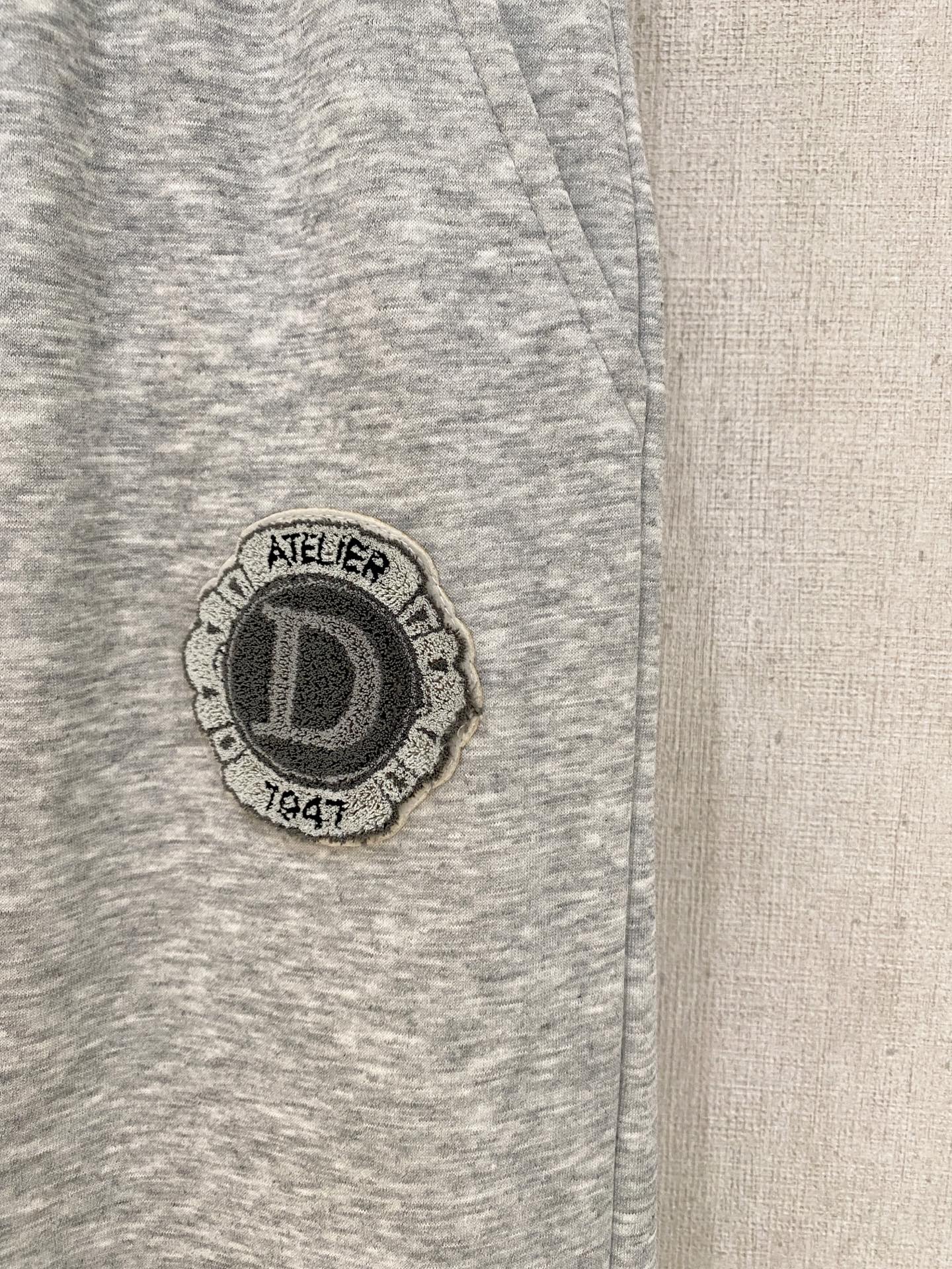 可年后退换 P230 迪奥 Dior 2025SS秋冬加绒  直筒微阔版型保暖不显臃肿  🔥新品时尚直筒休闲裤，臻选优质纯棉加绒面料打造，保暖舒适，精工密针刺绣标识，缔造简约线条感，版型不挑人，客供定制五金辅料，工艺精湛，版型超正，上身效果极佳 直筒微阔版型  ！！
颜色：黑色 灰色
码数：M-3XL！