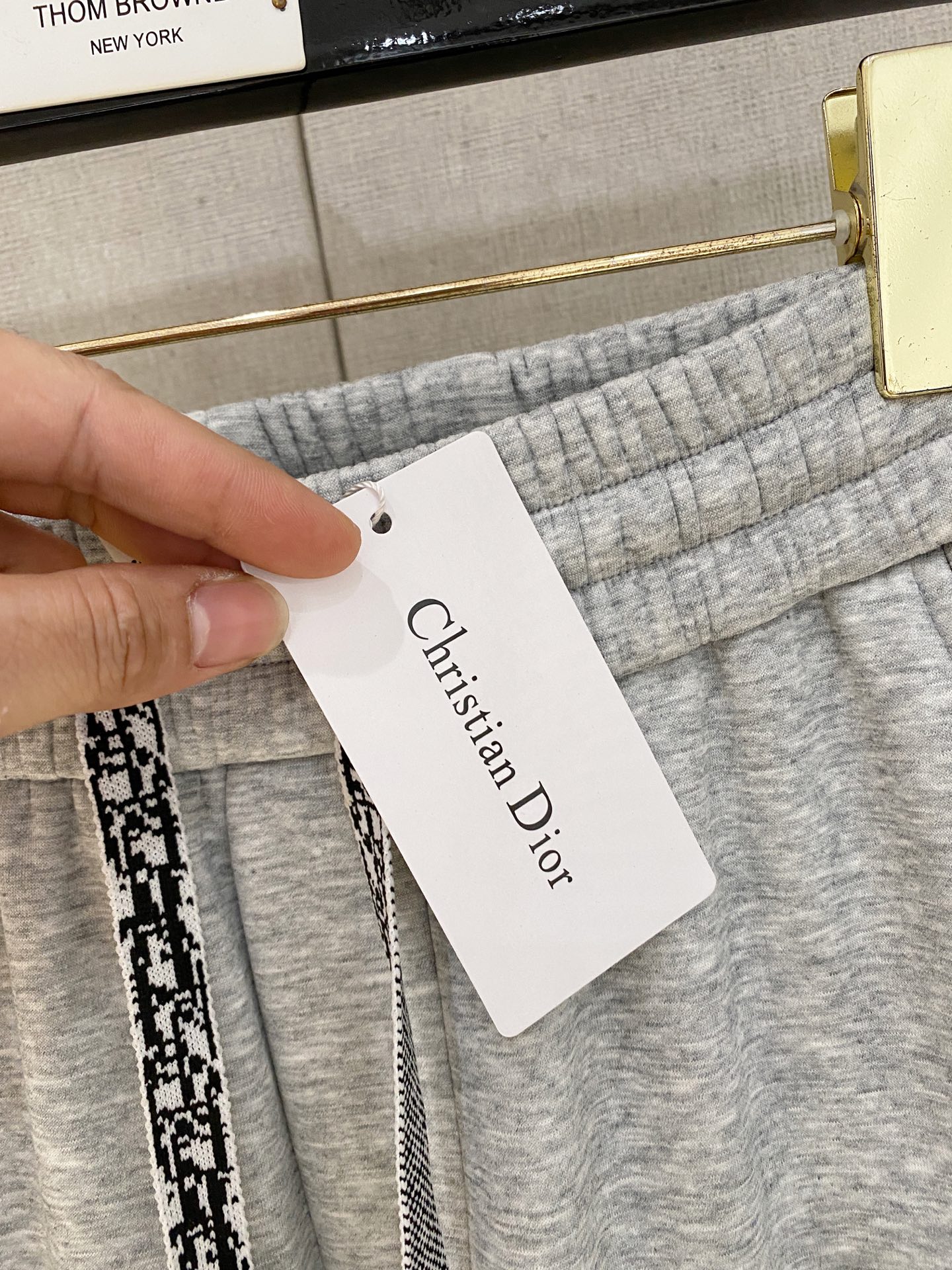 可年后退换 P230 迪奥 Dior 2025SS秋冬加绒  直筒微阔版型保暖不显臃肿  🔥新品时尚直筒休闲裤，臻选优质纯棉加绒面料打造，保暖舒适，精工密针刺绣标识，缔造简约线条感，版型不挑人，客供定制五金辅料，工艺精湛，版型超正，上身效果极佳 直筒微阔版型  ！！
颜色：黑色 灰色
码数：M-3XL！