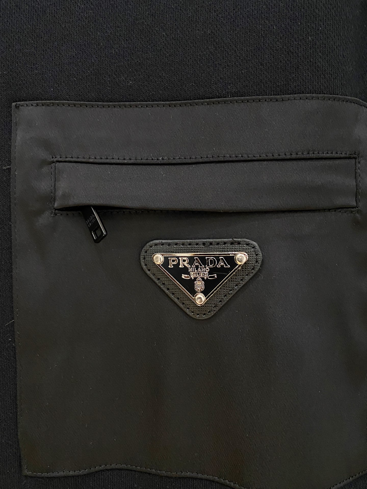 普拉达 25SS【新品】最新最顶级版本精美工艺圆领卫衣，最顶级的品质专柜原单套头衫，顶级制作工艺进口面料