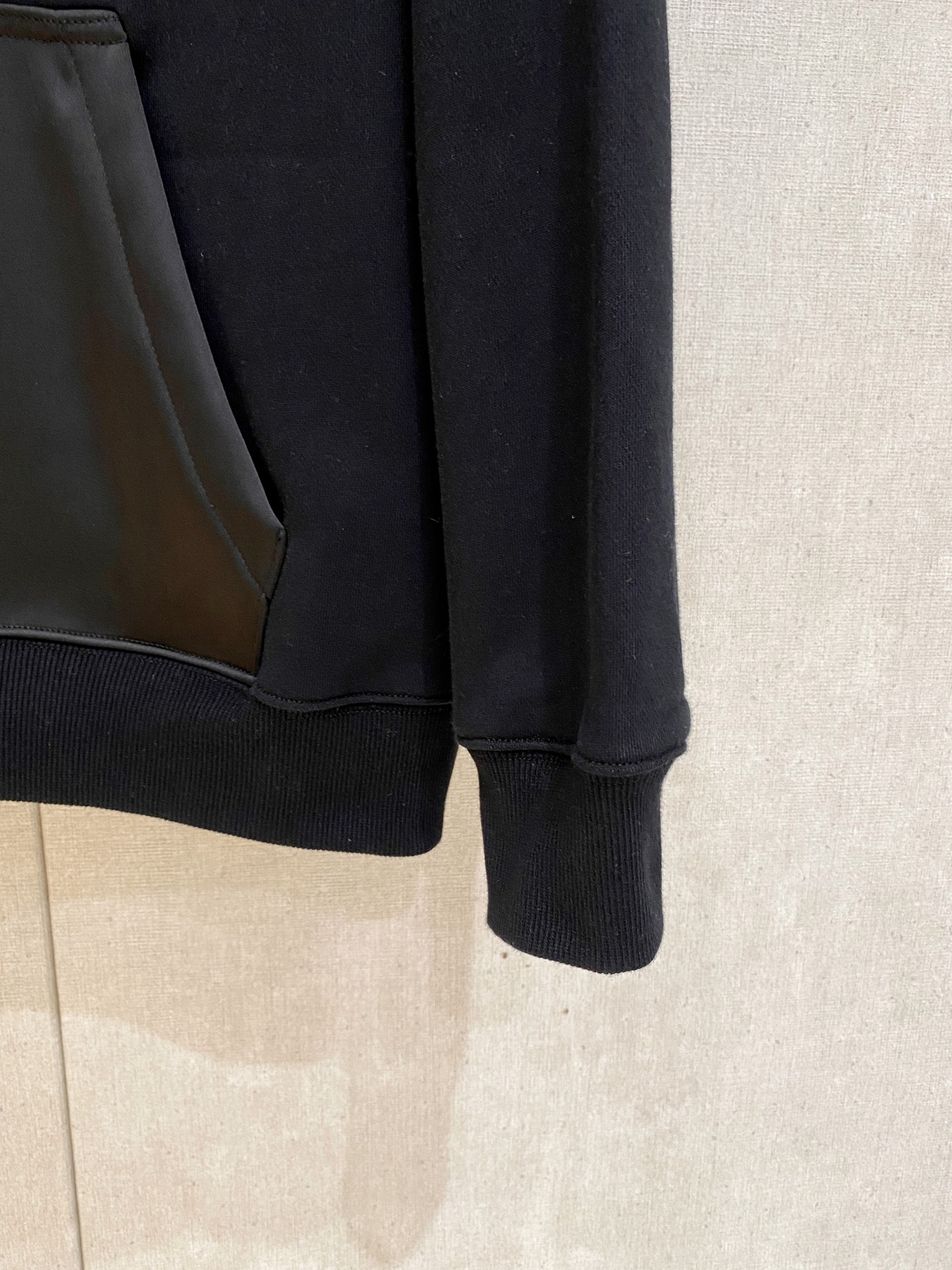 普拉达 25SS【新品】最新最顶级版本精美工艺圆领卫衣，最顶级的品质专柜原单套头衫，顶级制作工艺进口面料