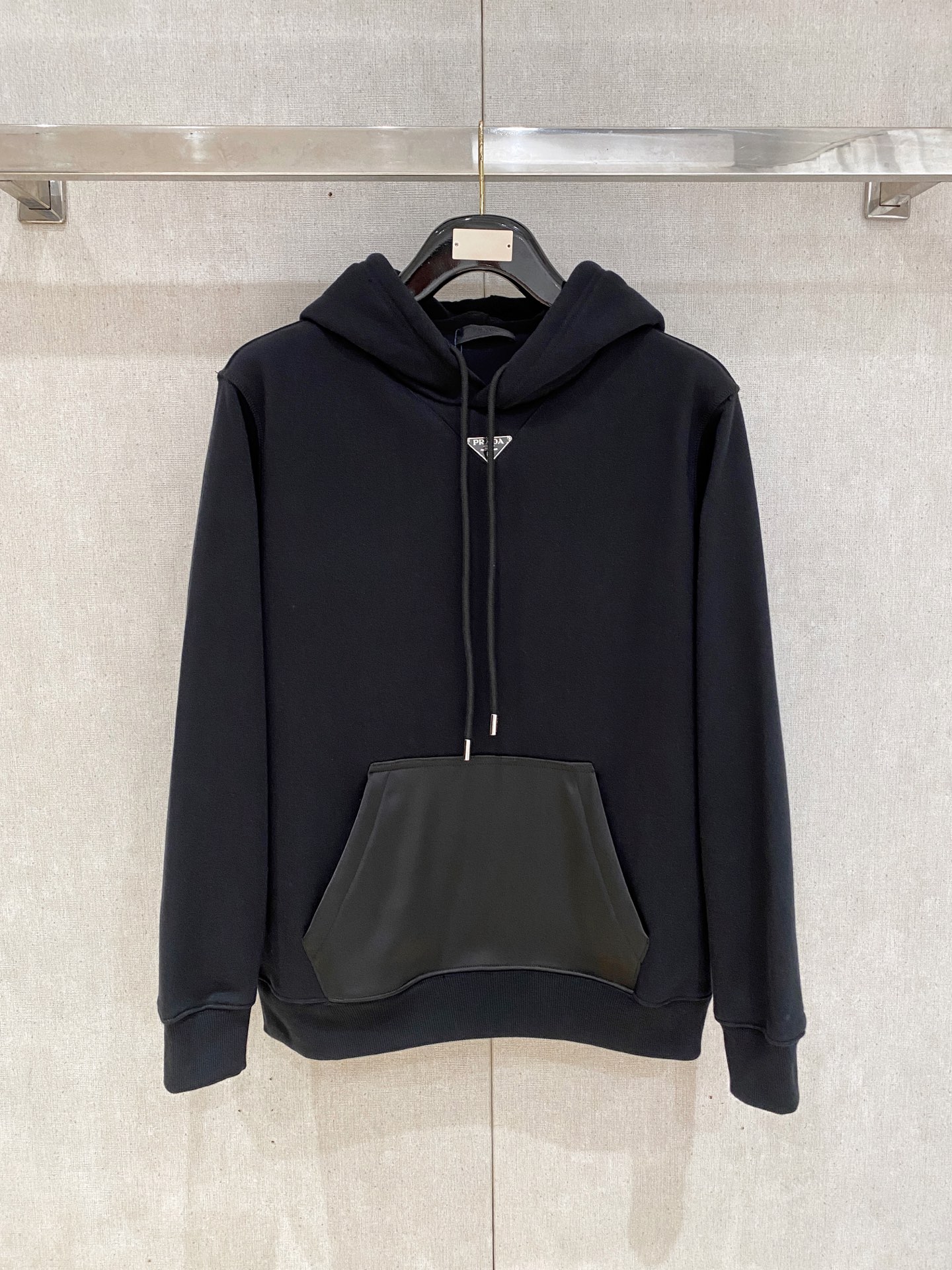 普拉达 25SS【新品】最新最顶级版本精美工艺圆领卫衣，最顶级的品质专柜原单套头衫，顶级制作工艺进口面料