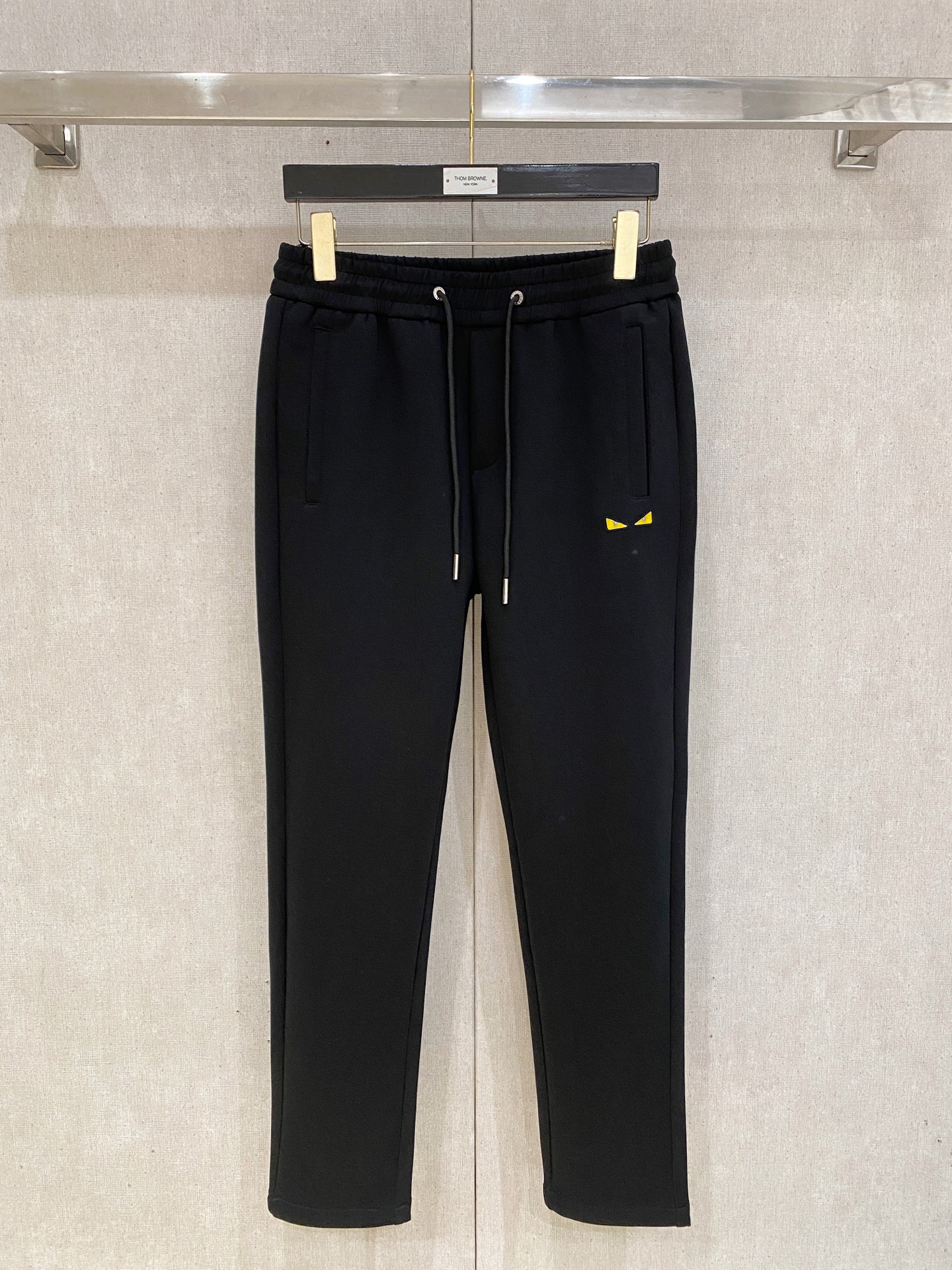 芬迪 【新品】秋冬25ss休闲裤金典再次出现，原单订制高品质时尚休闲裤。超级百搭款。独家定制面料，挺阔有