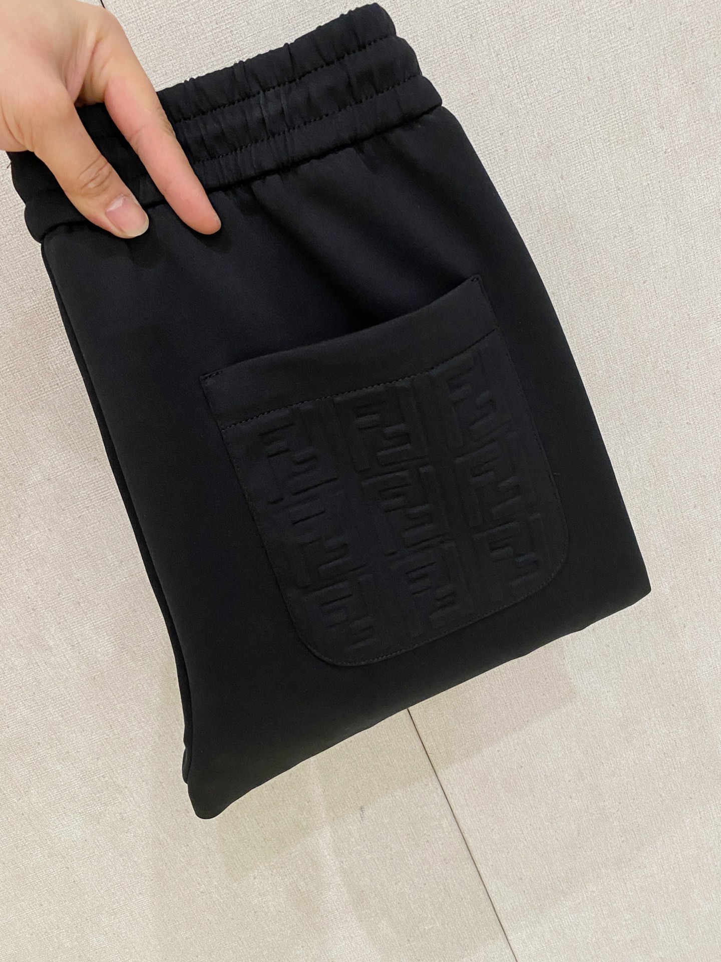 芬迪 【新品】秋冬25ss休闲裤金典再次出现，原单订制高品质时尚休闲裤。超级百搭款。独家定制面料，挺阔有