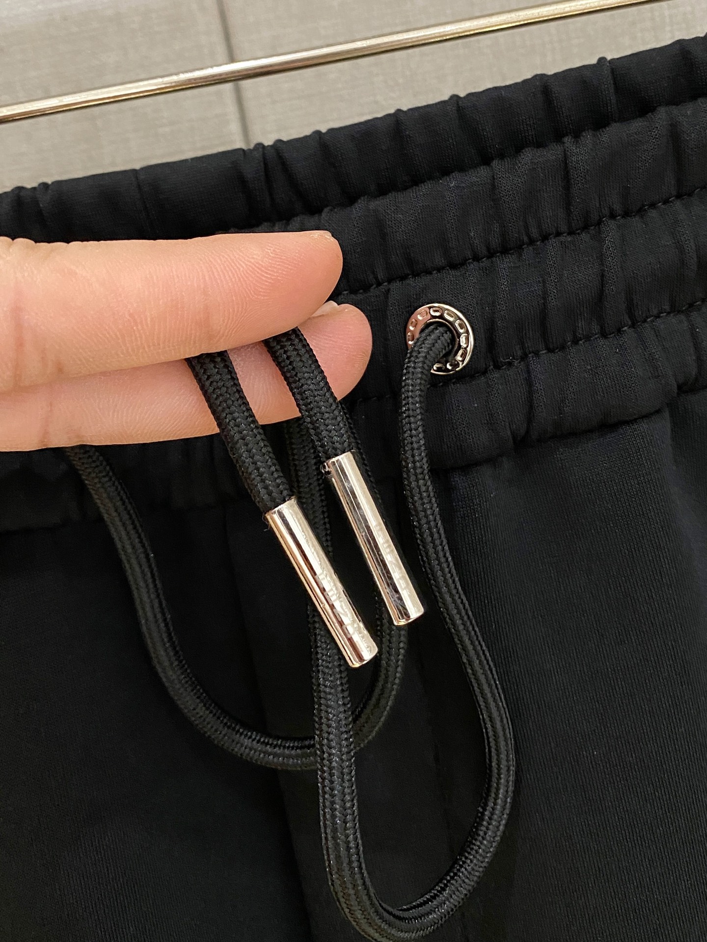 芬迪 【新品】秋冬25ss休闲裤金典再次出现，原单订制高品质时尚休闲裤。超级百搭款。独家定制面料，挺阔有