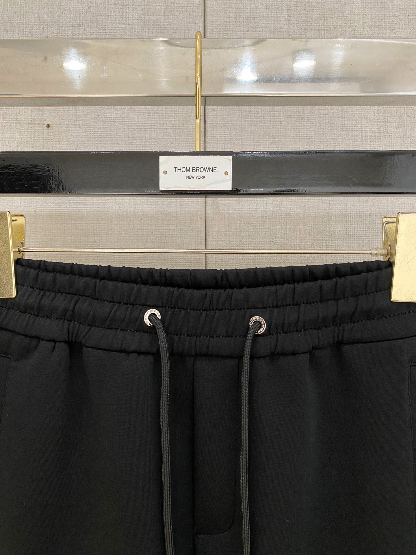 芬迪 【新品】秋冬25ss休闲裤金典再次出现，原单订制高品质时尚休闲裤。超级百搭款。独家定制面料，挺阔有