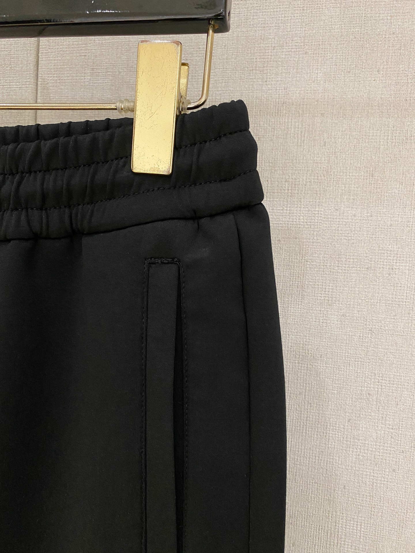 芬迪 【新品】秋冬25ss休闲裤金典再次出现，原单订制高品质时尚休闲裤。超级百搭款。独家定制面料，挺阔有