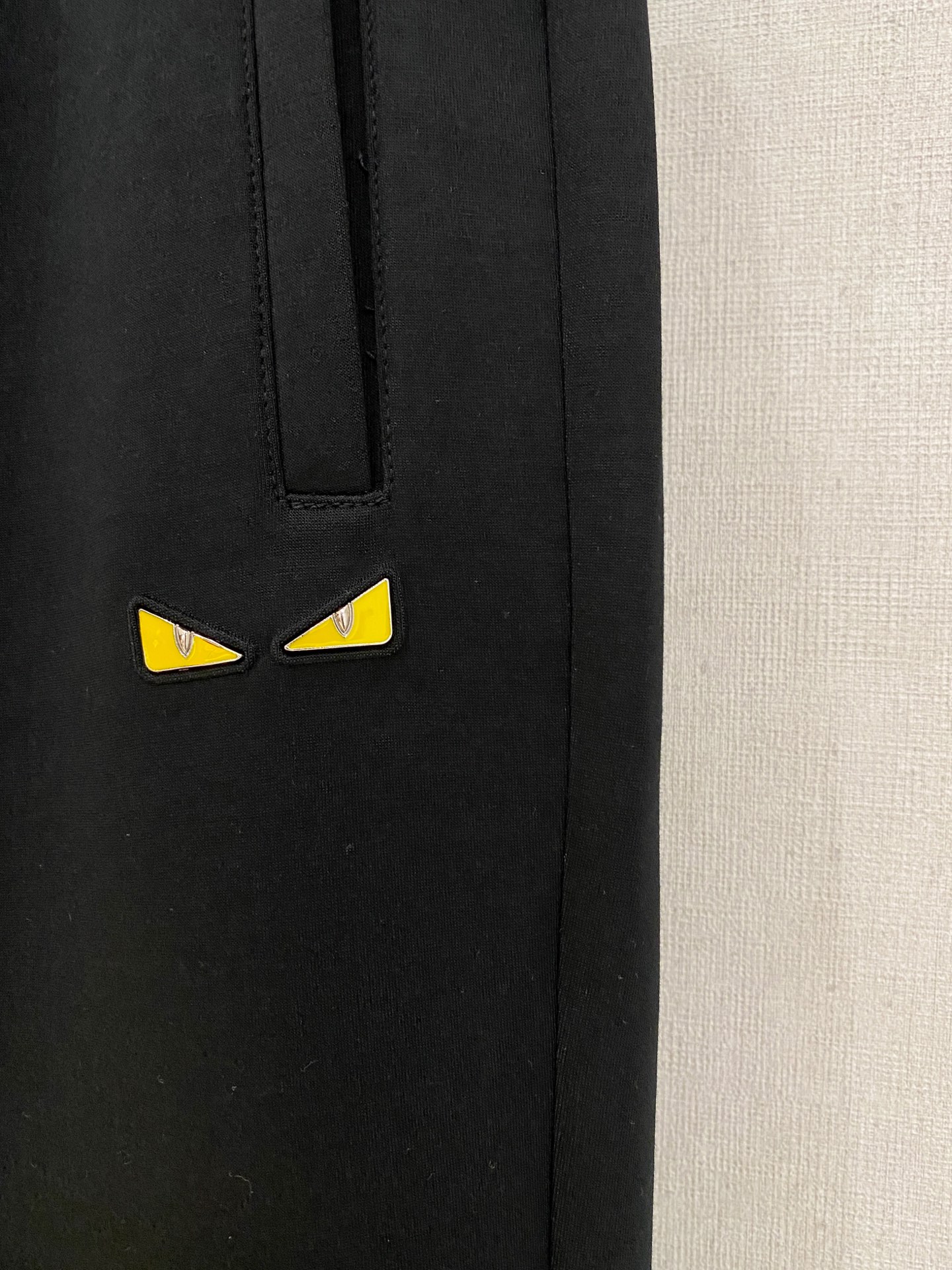 芬迪 【新品】秋冬25ss休闲裤金典再次出现，原单订制高品质时尚休闲裤。超级百搭款。独家定制面料，挺阔有