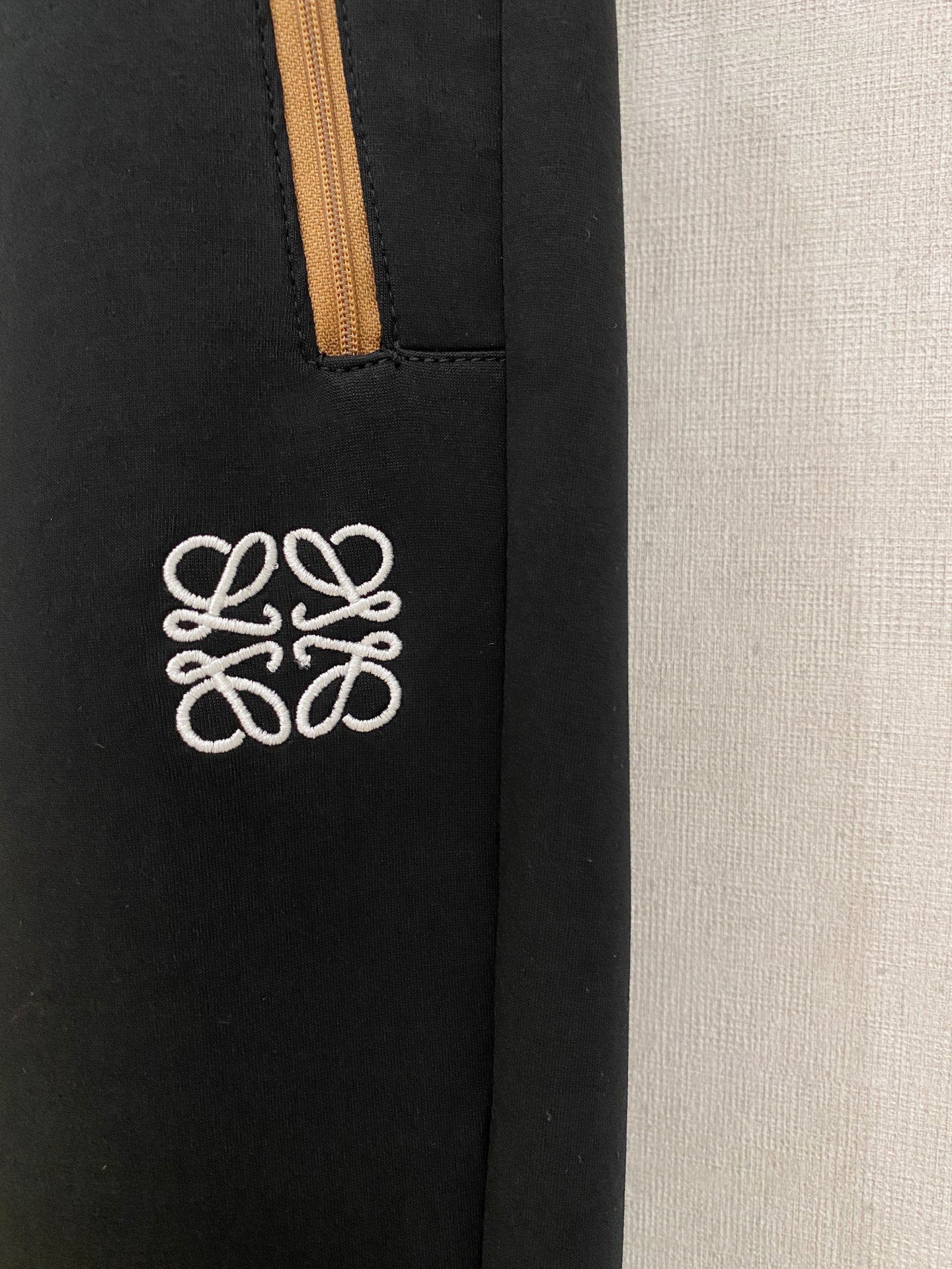 罗意威【新品】秋冬25ss休闲裤金典再次出现，原单订制高品质时尚休闲裤。超级百搭款。独家定制面料，挺阔有