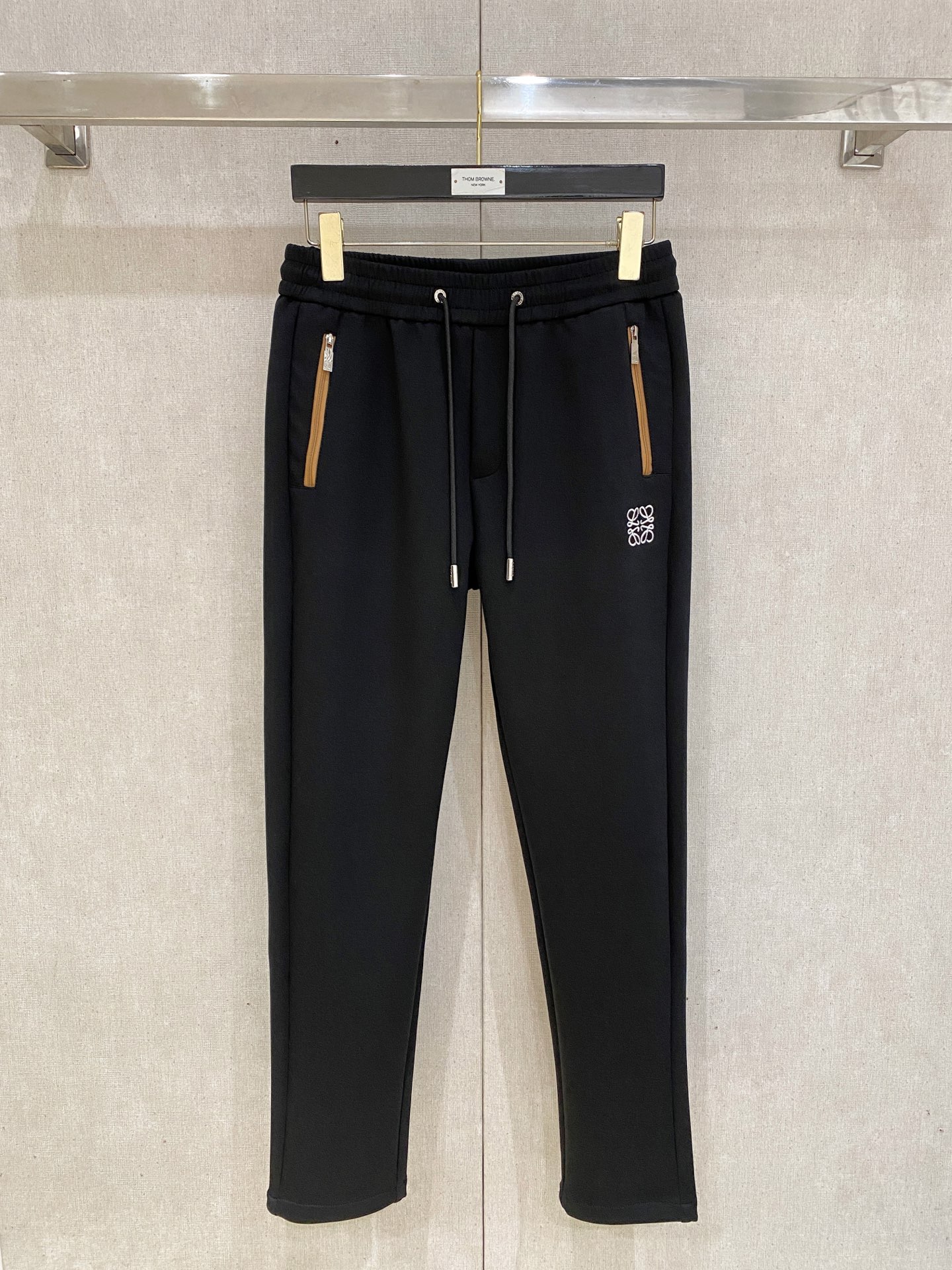 罗意威【新品】秋冬25ss休闲裤金典再次出现，原单订制高品质时尚休闲裤。超级百搭款。独家定制面料，挺阔有