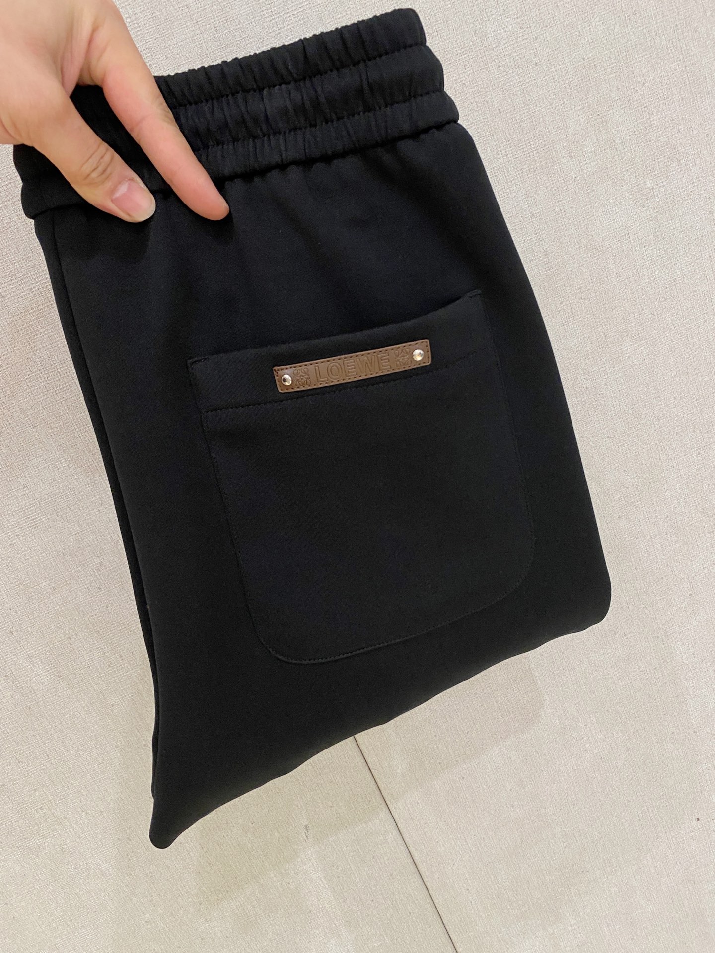 罗意威【新品】秋冬25ss休闲裤金典再次出现，原单订制高品质时尚休闲裤。超级百搭款。独家定制面料，挺阔有