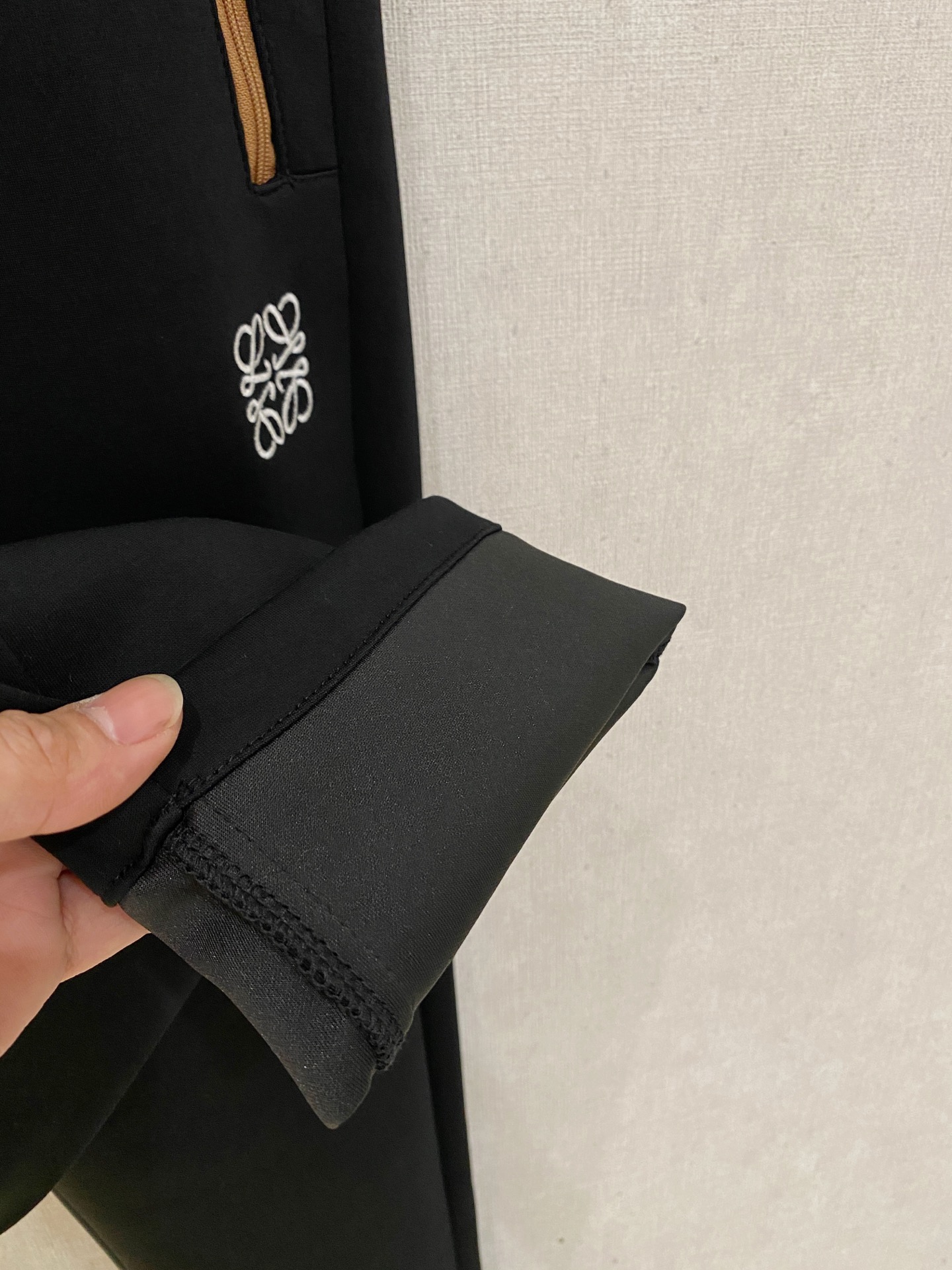 罗意威【新品】秋冬25ss休闲裤金典再次出现，原单订制高品质时尚休闲裤。超级百搭款。独家定制面料，挺阔有