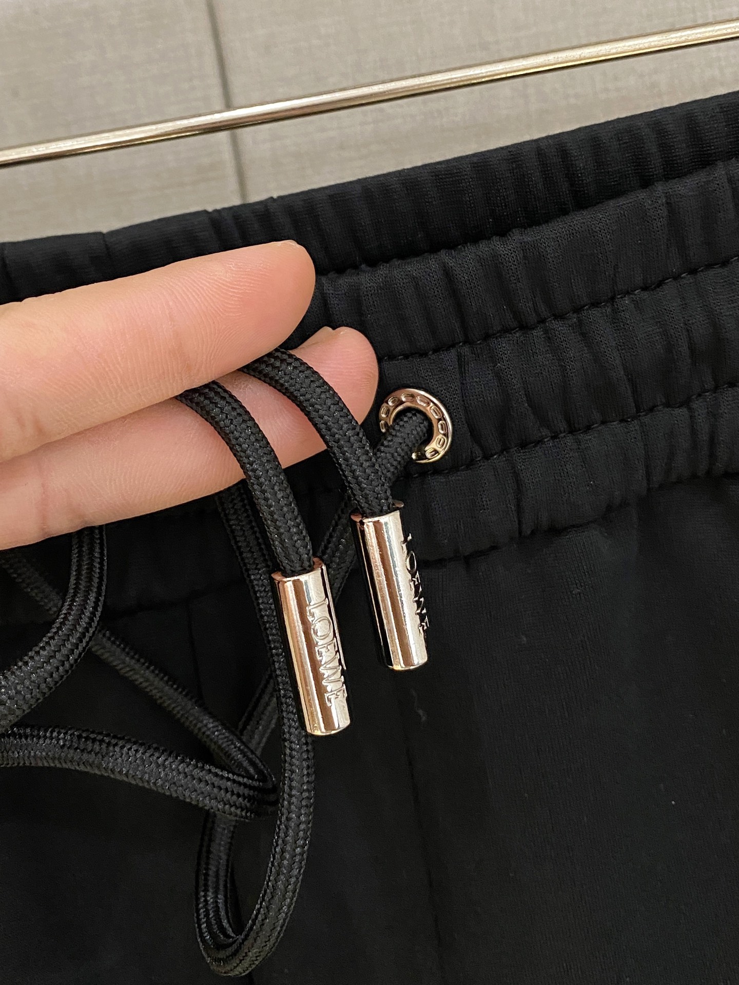 罗意威【新品】秋冬25ss休闲裤金典再次出现，原单订制高品质时尚休闲裤。超级百搭款。独家定制面料，挺阔有