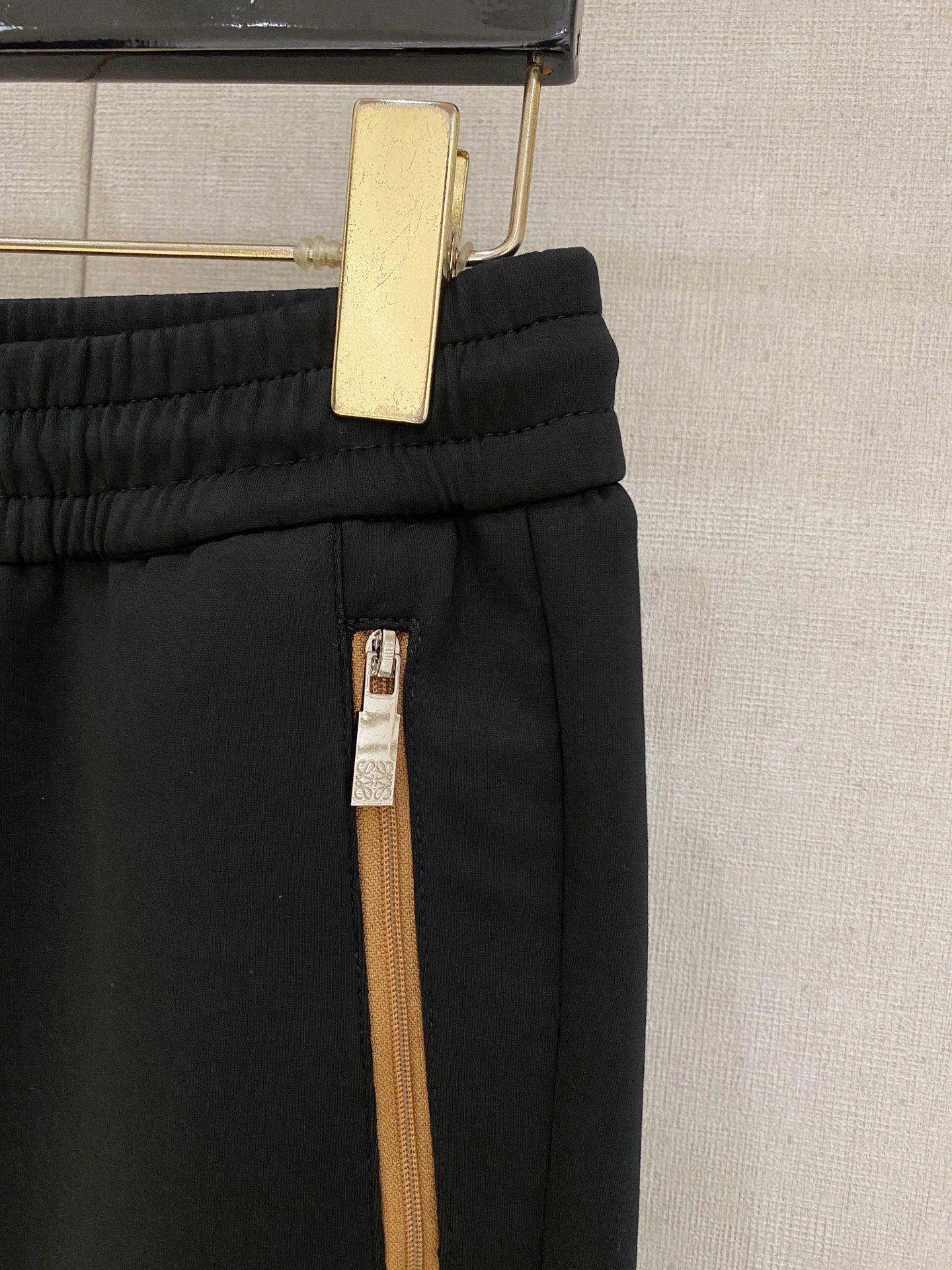 罗意威【新品】秋冬25ss休闲裤金典再次出现，原单订制高品质时尚休闲裤。超级百搭款。独家定制面料，挺阔有