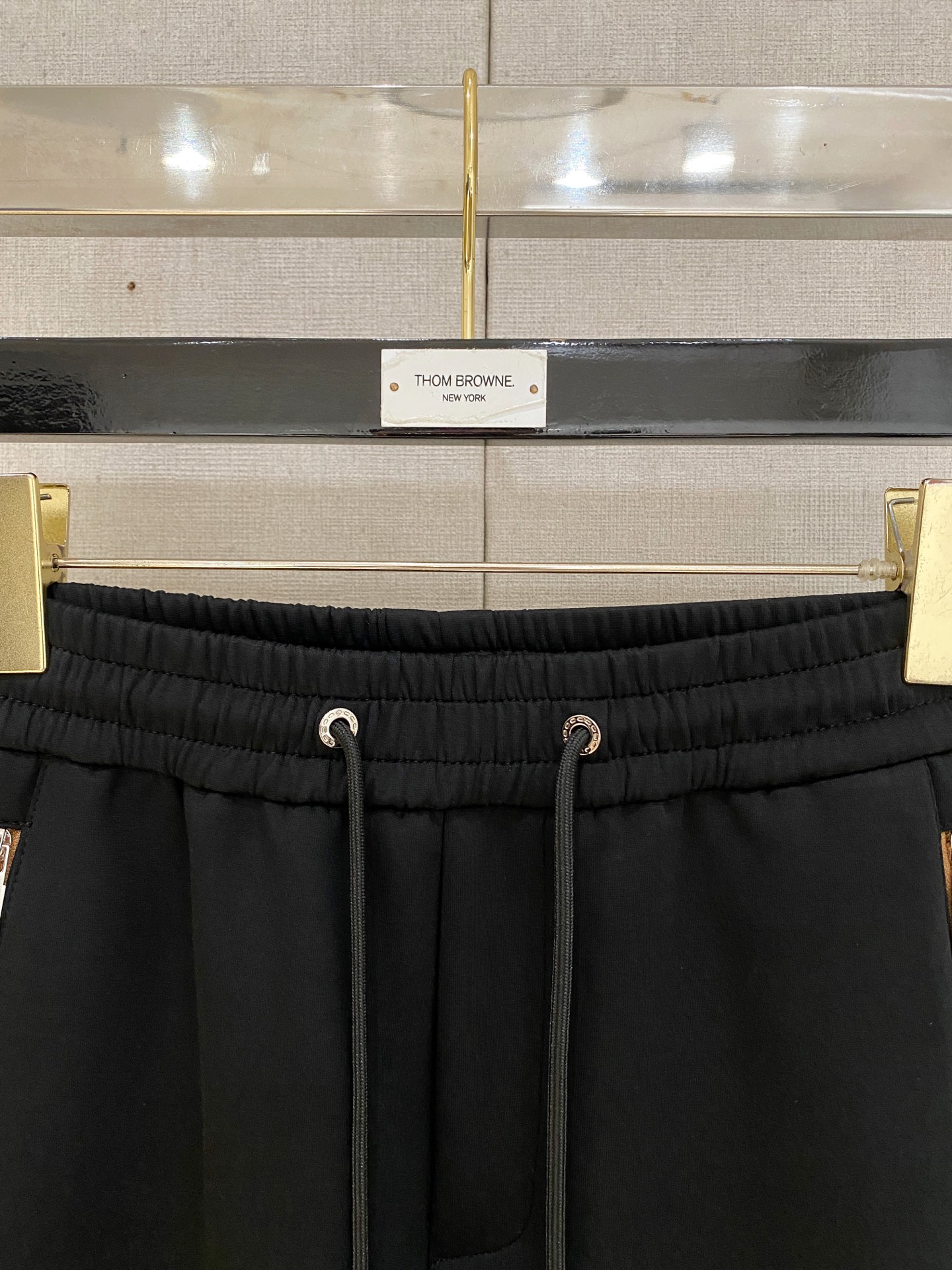 罗意威【新品】秋冬25ss休闲裤金典再次出现，原单订制高品质时尚休闲裤。超级百搭款。独家定制面料，挺阔有