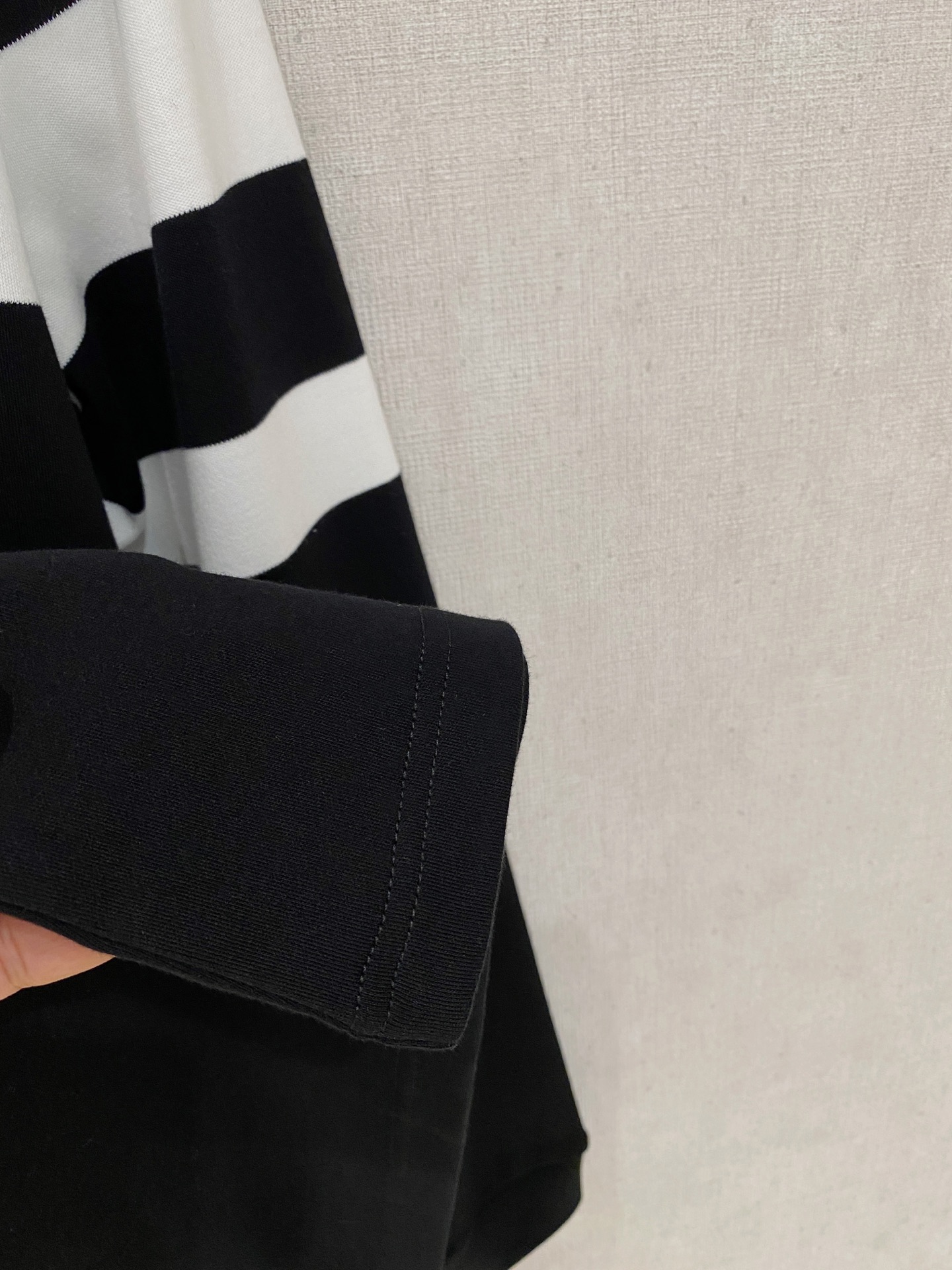 🔥🔥普拉达 25S秋季男士半拉链长袖POLO 胸前标志性LOGO徽标 整体非常的轻商务休闲！纯棉面料，上