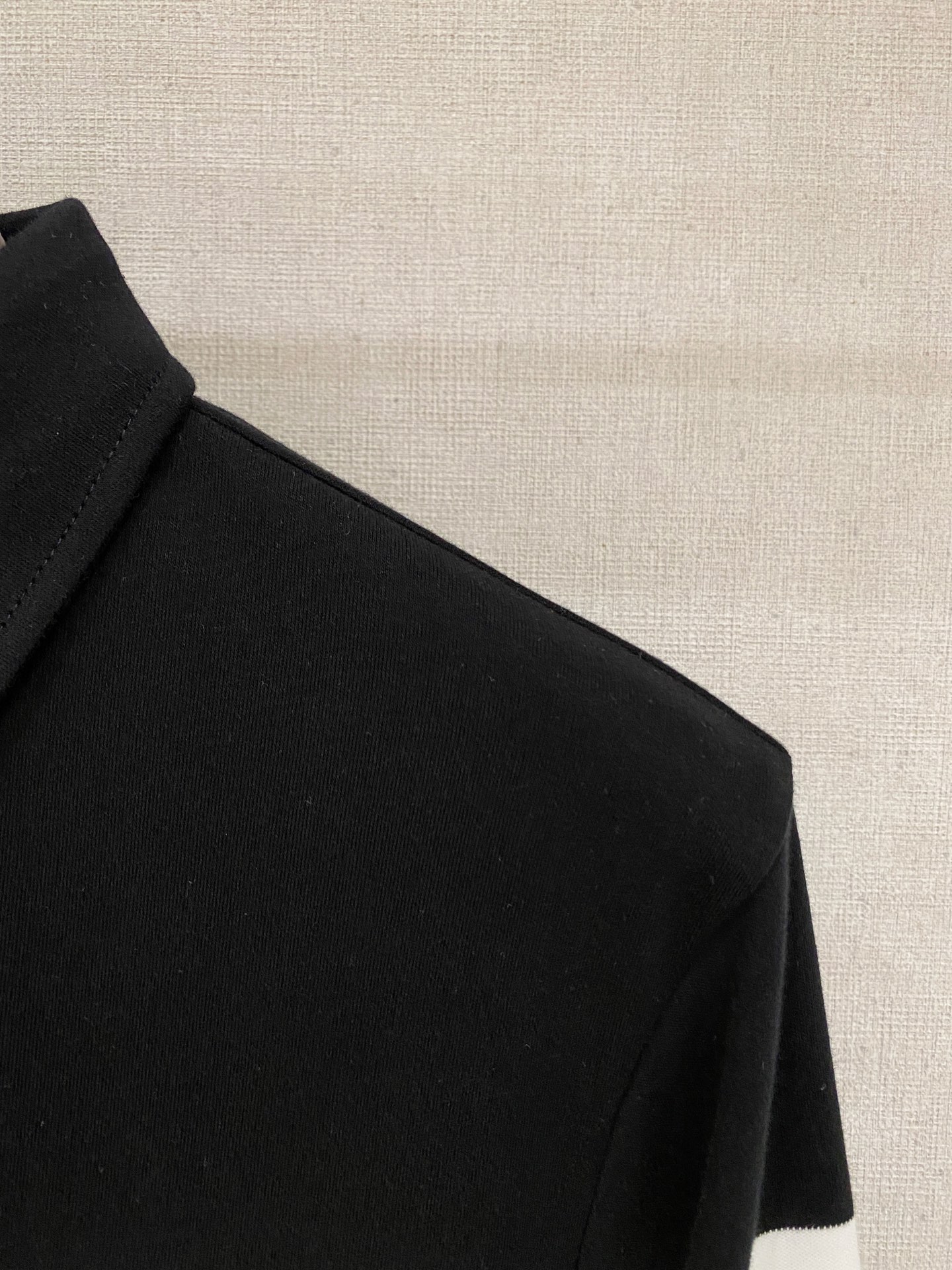 🔥🔥普拉达 25S秋季男士半拉链长袖POLO 胸前标志性LOGO徽标 整体非常的轻商务休闲！纯棉面料，上