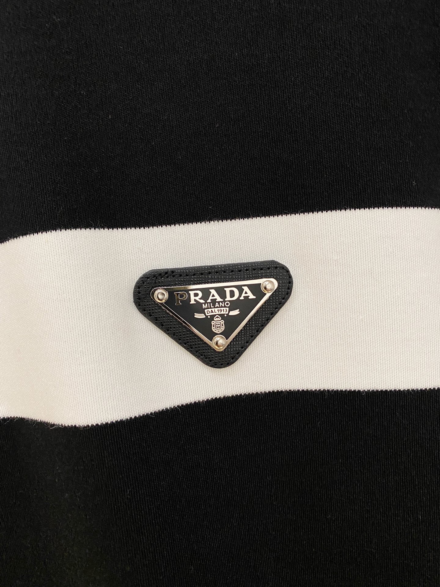 🔥🔥普拉达 25S秋季男士半拉链长袖POLO 胸前标志性LOGO徽标 整体非常的轻商务休闲！纯棉面料，上