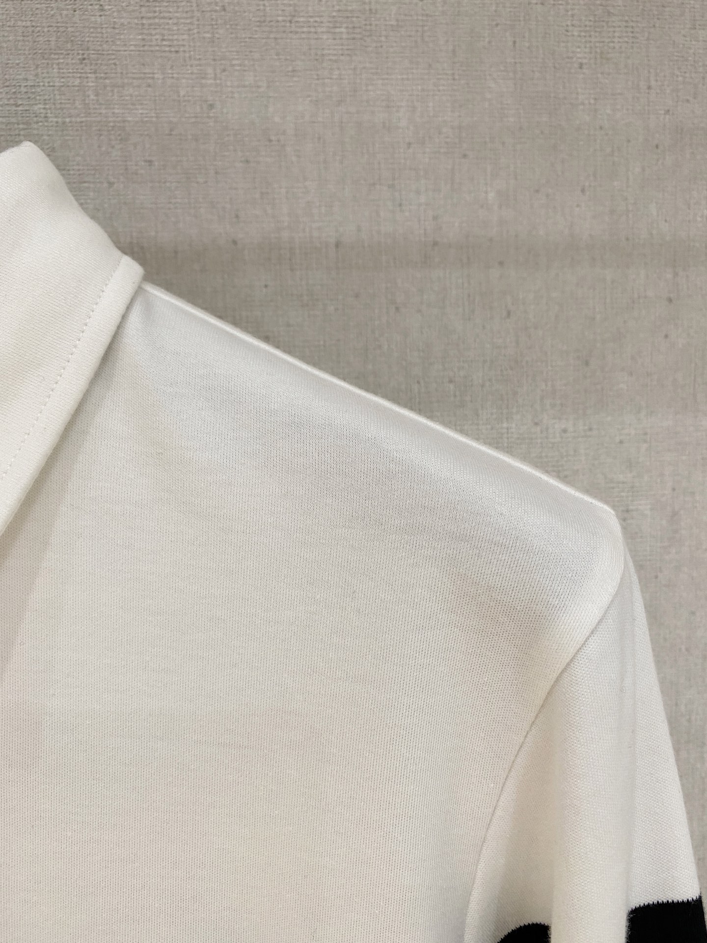 🔥🔥普拉达 25S秋季男士半拉链长袖POLO 胸前标志性LOGO徽标 整体非常的轻商务休闲！纯棉面料，上