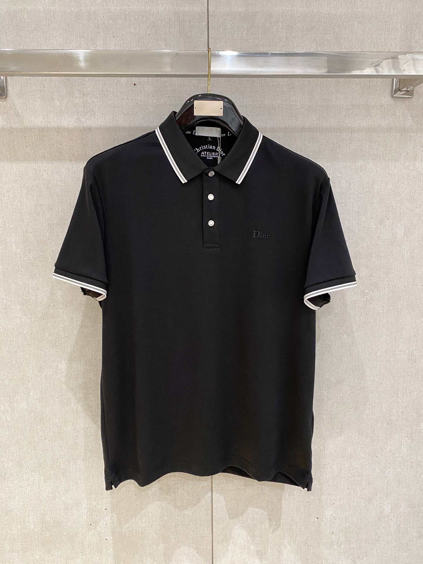 NO:760505,Dior 2026ss summer new letter logo men's lapel Polo shirt!  Classic business men's style, the ceiling-level business men's style of high-end men's clothing!  Simple and fashionable yet elegant, it looks great when worn alone, and quality control/details control can be taken away with your eyes closed. It is low-key, luxurious and connotative!  The custom-woven mesh pique cotton fabric supplied by the customer is carefully made. The mesh texture is evenly arranged on the surface of the fabric. It has excellent breathability and heat dissipation and perspiration. The upper body comfort is completely better than ordinary single-sided jersey tissue!  The classic brand LOGO on the chest is made with top-notch craftsmanship. The LOGO is three-dimensional, clear and full, and has extraordinary texture. Whether it is worn as an inner layer or worn alone, it is a classic product!  The exquisite tailoring process, every detail is handled very standard and delicately, which cannot be compared with other low-end products on the market. It is a must-have basic and versatile Polo shirt for men!  Various colors, sizes M-4xl, dior,19860909迪奥 2026ss夏季新款字母logo男士翻领Polo衫！经典商务男款,高端男装的天花板级别的商务男款！简约时尚大气不失优雅,单穿内搭体面过人,品质控/细节控的闭眼带走,低调又奢华有内涵！ 客供定织网眼珠地棉布精心制成,面料表面排列均匀整齐的网眼纹理,透气性和散热排汗性极佳,上身舒适程度完全优于普通单面汗布组织！胸前经典的品牌LOGO标识,采用顶级工艺打造,LOGO立体清晰饱满,质感非凡的特质,无论是内搭还是单穿都是一款经典领域的产品！精妙绝伦的裁剪工艺,每一个细节处理的非常标准细腻,非市面一般LOW货可以媲美的,男士必入基础百搭款Polo衫推荐！ 颜色多颜色 尺码M-4xl,,dior,,Men's clothing