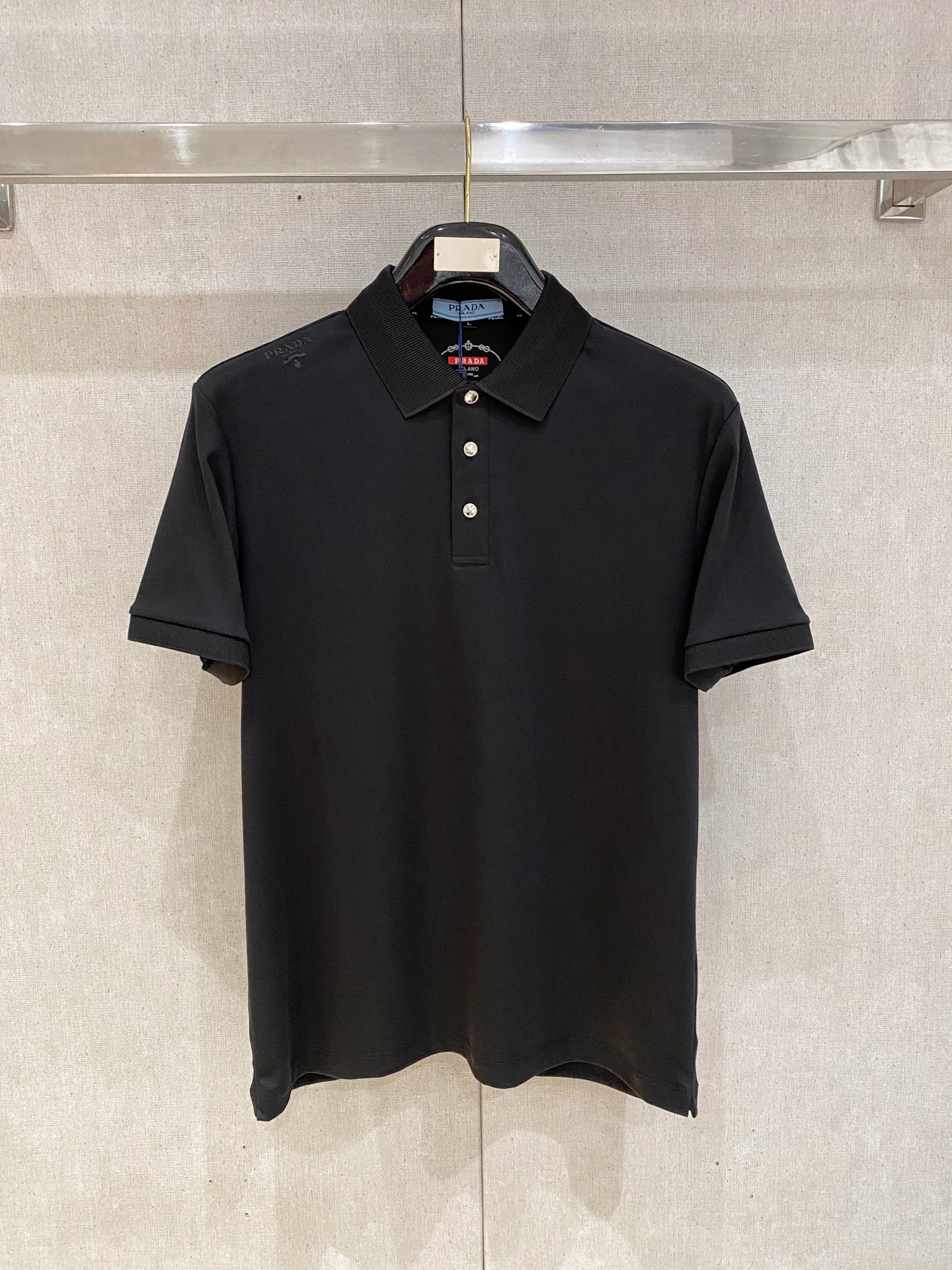 NO:760500,Prada 2026ss summer new letter logo men's lapel Polo shirt!  Classic business men's style, the ceiling-level business men's style of high-end men's clothing!  Simple and fashionable yet elegant, it looks great when worn alone, and quality control/details control can be taken away with your eyes closed. It is low-key, luxurious and connotative!  The custom-woven mesh pique cotton fabric supplied by the customer is carefully made. The mesh texture is evenly arranged on the surface of the fabric. It has excellent breathability and heat dissipation and perspiration. The upper body comfort is completely better than ordinary single-sided jersey tissue!  The classic brand LOGO on the chest is made with top-notch craftsmanship. The LOGO is three-dimensional, clear and full, and has extraordinary texture. Whether it is worn as an inner layer or worn alone, it is a classic product!  The exquisite tailoring process, every detail is handled very standard and delicately, which cannot be compared with other low-end products on the market. It is a must-have basic and versatile Polo shirt for men!  Available in multiple colors, sizes M-4xl, prada,19860909普拉达 2026ss夏季新款字母logo男士翻领Polo衫！经典商务男款,高端男装的天花板级别的商务男款！简约时尚大气不失优雅,单穿内搭体面过人,品质控/细节控的闭眼带走,低调又奢华有内涵！ 客供定织网眼珠地棉布精心制成,面料表面排列均匀整齐的网眼纹理,透气性和散热排汗性极佳,上身舒适程度完全优于普通单面汗布组织！胸前经典的品牌LOGO标识,采用顶级工艺打造,LOGO立体清晰饱满,质感非凡的特质,无论是内搭还是单穿都是一款经典领域的产品！精妙绝伦的裁剪工艺,每一个细节处理的非常标准细腻,非市面一般LOW货可以媲美的,男士必入基础百搭款Polo衫推荐！ 颜色多颜色 尺码M-4xl,,prada,,Men's clothing