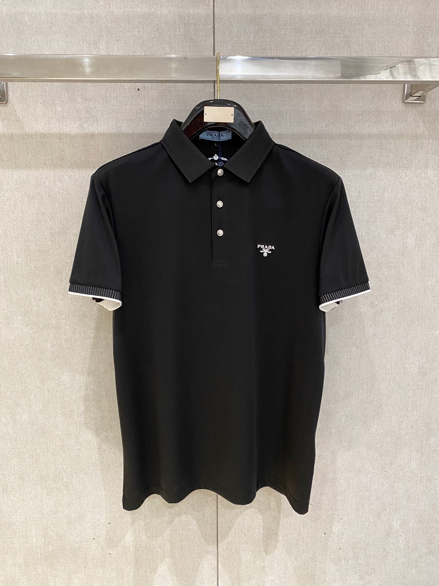 NO:760483,Prada 2026ss summer new letter logo men's lapel Polo shirt!  Classic business men's style, the ceiling-level business men's style of high-end men's clothing!  Simple and fashionable yet elegant, it looks great when worn alone, and quality control/details control can be taken away with your eyes closed. It is low-key, luxurious and connotative!  The custom-woven mesh pique cotton fabric supplied by the customer is carefully made. The mesh texture is evenly arranged on the surface of the fabric. It has excellent breathability and heat dissipation and perspiration. The upper body comfort is completely better than ordinary single-sided jersey tissue!  The classic brand LOGO on the chest is made with top-notch craftsmanship. The LOGO is three-dimensional, clear and full, and has extraordinary texture. Whether it is worn as an inner layer or worn alone, it is a classic product!  The exquisite tailoring process, every detail is handled very standard and delicately, which cannot be compared with other low-end products on the market. It is a must-have basic and versatile Polo shirt for men!  Available in multiple colors, sizes M-4xl, prada,19860909普拉达 2026ss夏季新款字母logo男士翻领Polo衫！经典商务男款,高端男装的天花板级别的商务男款！简约时尚大气不失优雅,单穿内搭体面过人,品质控/细节控的闭眼带走,低调又奢华有内涵！ 客供定织网眼珠地棉布精心制成,面料表面排列均匀整齐的网眼纹理,透气性和散热排汗性极佳,上身舒适程度完全优于普通单面汗布组织！胸前经典的品牌LOGO标识,采用顶级工艺打造,LOGO立体清晰饱满,质感非凡的特质,无论是内搭还是单穿都是一款经典领域的产品！精妙绝伦的裁剪工艺,每一个细节处理的非常标准细腻,非市面一般LOW货可以媲美的,男士必入基础百搭款Polo衫推荐！ 颜色多颜色 尺码M-4xl,,prada,,Men's clothing