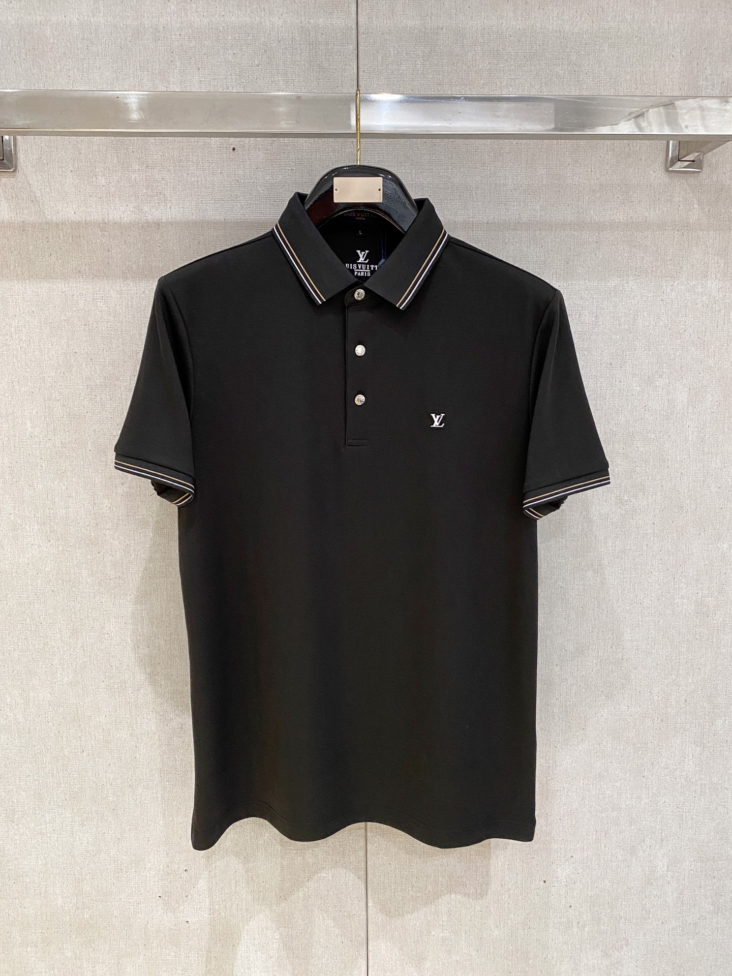 NO:760530,Lv 2026ss summer new letter logo men's lapel polo shirt!  Classic business men's style, the ceiling-level business men's style of high-end men's clothing!  Simple and fashionable yet elegant, it looks great when worn alone, and quality control/details control can be taken away with your eyes closed. It is low-key, luxurious and connotative!  The custom-woven mesh pique cotton fabric supplied by the customer is carefully made. The mesh texture is evenly arranged on the surface of the fabric. It has excellent breathability and heat dissipation and perspiration. The upper body comfort is completely better than ordinary single-sided jersey tissue!  The classic brand LOGO on the chest is made with top-notch craftsmanship. The LOGO is three-dimensional, clear and full, and has extraordinary texture. Whether it is worn as an inner layer or worn alone, it is a classic product!  The exquisite tailoring process, every detail is handled very standard and delicately, which cannot be compared with other low-end products on the market. It is a must-have basic and versatile Polo shirt for men!  Various colors, sizes M-4xl, Louis Vuitton,19860909Lv 2026ss夏季新款字母logo男士翻领Polo衫！经典商务男款,高端男装的天花板级别的商务男款！简约时尚大气不失优雅,单穿内搭体面过人,品质控/细节控的闭眼带走,低调又奢华有内涵！ 客供定织网眼珠地棉布精心制成,面料表面排列均匀整齐的网眼纹理,透气性和散热排汗性极佳,上身舒适程度完全优于普通单面汗布组织！胸前经典的品牌LOGO标识,采用顶级工艺打造,LOGO立体清晰饱满,质感非凡的特质,无论是内搭还是单穿都是一款经典领域的产品！精妙绝伦的裁剪工艺,每一个细节处理的非常标准细腻,非市面一般LOW货可以媲美的,男士必入基础百搭款Polo衫推荐！ 颜色多颜色 尺码M-4xl,,louis vuitton,,Men's clothing