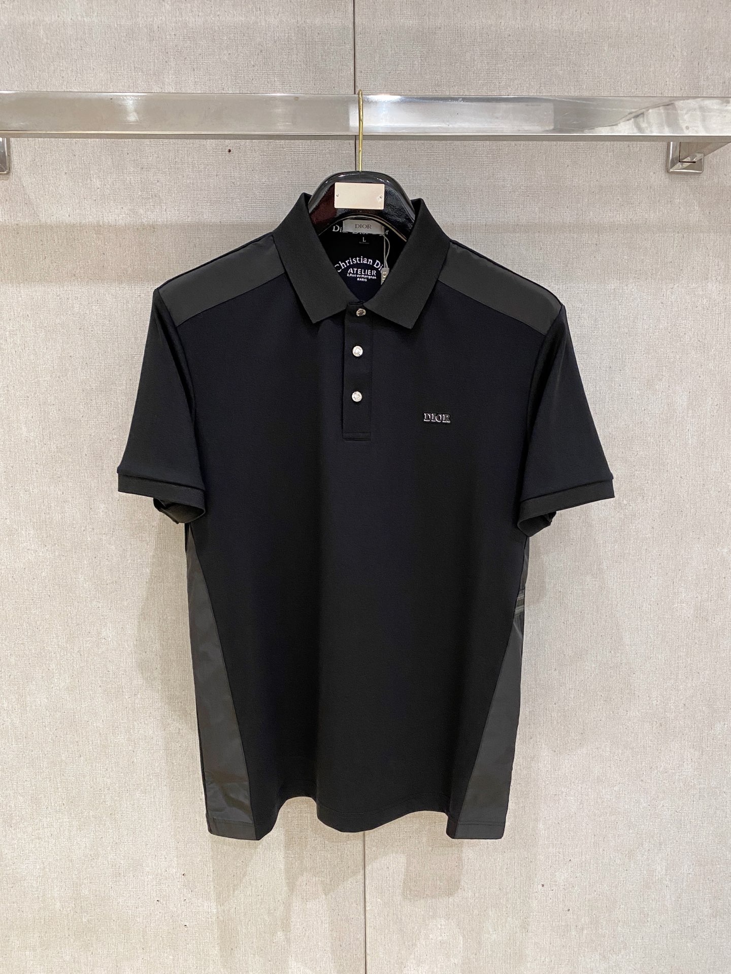 NO:760521,Dior 2026ss summer new letter logo men's lapel Polo shirt!  Classic business men's style, the ceiling-level business men's style of high-end men's clothing!  Simple and fashionable yet elegant, it looks great when worn alone, and quality control/details control can be taken away with your eyes closed. It is low-key, luxurious and connotative!  The custom-woven mesh pique cotton fabric supplied by the customer is carefully made. The mesh texture is evenly arranged on the surface of the fabric. It has excellent breathability and heat dissipation and perspiration. The upper body comfort is completely better than ordinary single-sided jersey tissue!  The classic brand LOGO on the chest is made with top-notch craftsmanship. The LOGO is three-dimensional, clear and full, and has extraordinary texture. Whether it is worn as an inner layer or worn alone, it is a classic product!  The exquisite tailoring process, every detail is handled very standard and delicately, which cannot be compared with other low-end products on the market. It is a must-have basic and versatile Polo shirt for men!  Various colors, sizes M-4xl, dior,19860909迪奥 2026ss夏季新款字母logo男士翻领Polo衫！经典商务男款,高端男装的天花板级别的商务男款！简约时尚大气不失优雅,单穿内搭体面过人,品质控/细节控的闭眼带走,低调又奢华有内涵！ 客供定织网眼珠地棉布精心制成,面料表面排列均匀整齐的网眼纹理,透气性和散热排汗性极佳,上身舒适程度完全优于普通单面汗布组织！胸前经典的品牌LOGO标识,采用顶级工艺打造,LOGO立体清晰饱满,质感非凡的特质,无论是内搭还是单穿都是一款经典领域的产品！精妙绝伦的裁剪工艺,每一个细节处理的非常标准细腻,非市面一般LOW货可以媲美的,男士必入基础百搭款Polo衫推荐！ 颜色多颜色 尺码M-4xl,,dior,,Men's clothing