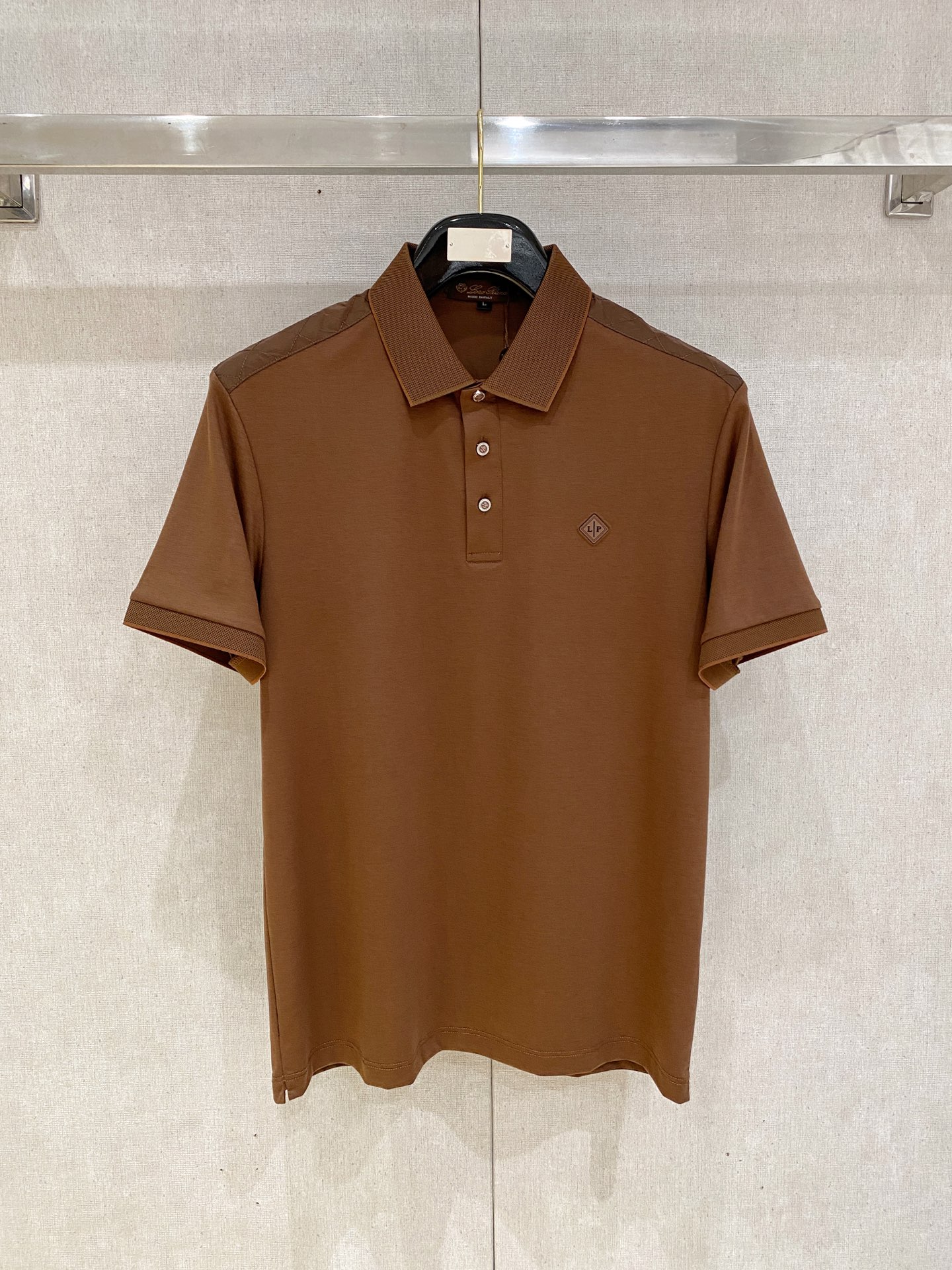 NO:760489,LP 1916ss summer new letter logo men's lapel Polo shirt!  Classic business men's style, the ceiling-level business men's style of high-end men's clothing!  Simple and fashionable yet elegant, it looks great when worn alone, and quality control/details control can be taken away with your eyes closed. It is low-key, luxurious and connotative!  The custom-woven mesh pique cotton fabric supplied by the customer is carefully made. The mesh texture is evenly arranged on the surface of the fabric. It has excellent breathability and heat dissipation and perspiration. The upper body comfort is completely better than ordinary single-sided jersey tissue!  The classic brand LOGO on the chest is made with top-notch craftsmanship. The LOGO is three-dimensional, clear and full, and has extraordinary texture. Whether it is worn as an inner layer or worn alone, it is a classic product!  The exquisite tailoring process, every detail is handled very standard and delicately, which cannot be compared with other low-end products on the market. It is a must-have basic and versatile Polo shirt for men!  Available in multiple colors, sizes M-4xl, loro piana,19860909LP 1916ss夏季新款字母logo男士翻领Polo衫！经典商务男款,高端男装的天花板级别的商务男款！简约时尚大气不失优雅,单穿内搭体面过人,品质控/细节控的闭眼带走,低调又奢华有内涵！ 客供定织网眼珠地棉布精心制成,面料表面排列均匀整齐的网眼纹理,透气性和散热排汗性极佳,上身舒适程度完全优于普通单面汗布组织！胸前经典的品牌LOGO标识,采用顶级工艺打造,LOGO立体清晰饱满,质感非凡的特质,无论是内搭还是单穿都是一款经典领域的产品！精妙绝伦的裁剪工艺,每一个细节处理的非常标准细腻,非市面一般LOW货可以媲美的,男士必入基础百搭款Polo衫推荐！ 颜色多颜色 尺码M-4xl,,loro piana,,Men's clothing