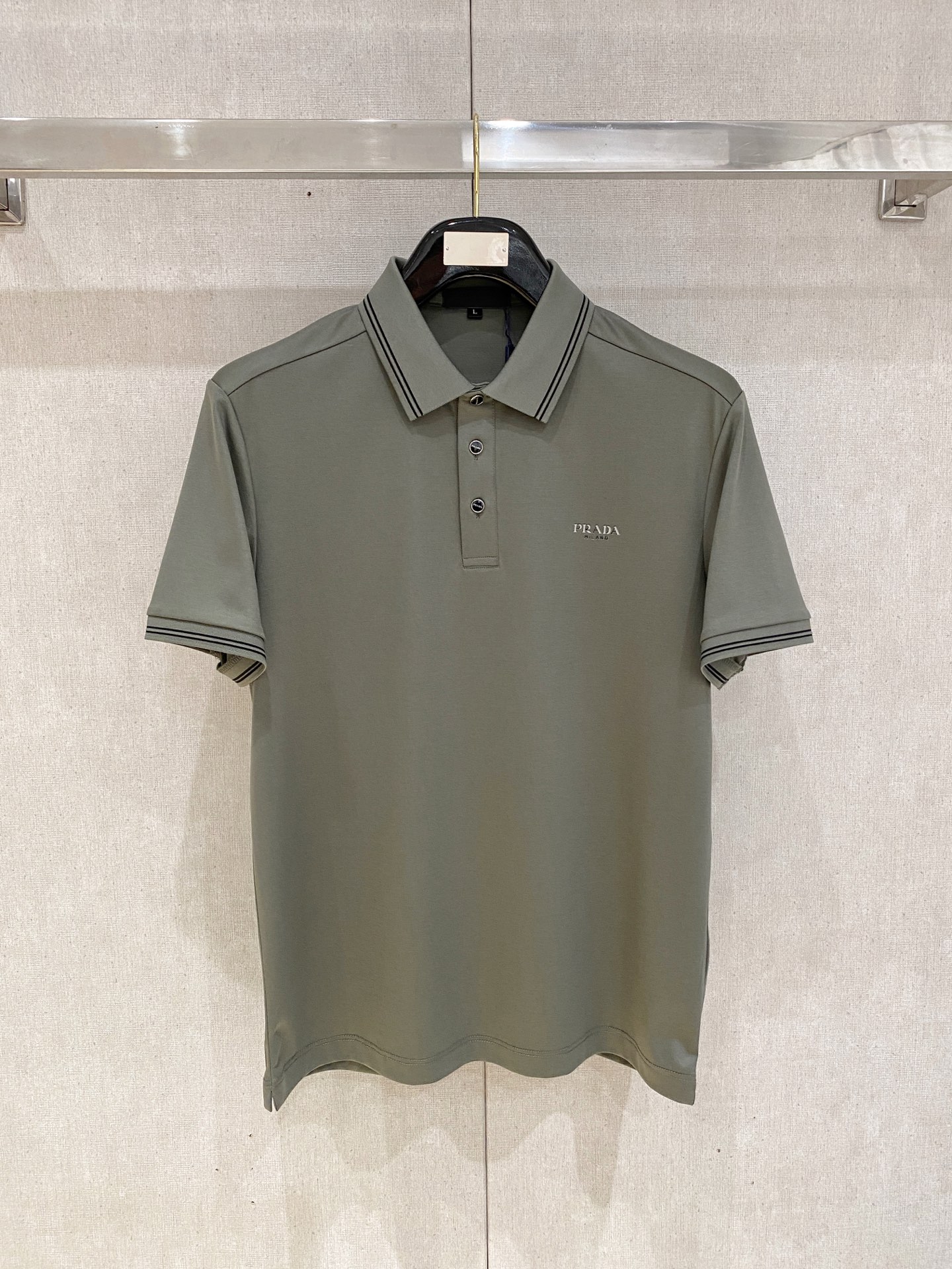 NO:760514,Prada 2026ss summer new letter logo men's lapel Polo shirt!  Classic business men's style, the ceiling-level business men's style of high-end men's clothing!  Simple and fashionable yet elegant, it looks great when worn alone, and quality control/details control can be taken away with your eyes closed. It is low-key, luxurious and connotative!  The custom-woven mesh pique cotton fabric supplied by the customer is carefully made. The mesh texture is evenly arranged on the surface of the fabric. It has excellent breathability and heat dissipation and perspiration. The upper body comfort is completely better than ordinary single-sided jersey tissue!  The classic brand LOGO on the chest is made with top-notch craftsmanship. The LOGO is three-dimensional, clear and full, and has extraordinary texture. Whether it is worn as an inner layer or worn alone, it is a classic product!  The exquisite tailoring process, every detail is handled very standard and delicately, which cannot be compared with other low-end products on the market. It is a must-have basic and versatile Polo shirt for men!  Available in multiple colors, sizes M-4xl, prada,19860909普拉达 2026ss夏季新款字母logo男士翻领Polo衫！经典商务男款,高端男装的天花板级别的商务男款！简约时尚大气不失优雅,单穿内搭体面过人,品质控/细节控的闭眼带走,低调又奢华有内涵！ 客供定织网眼珠地棉布精心制成,面料表面排列均匀整齐的网眼纹理,透气性和散热排汗性极佳,上身舒适程度完全优于普通单面汗布组织！胸前经典的品牌LOGO标识,采用顶级工艺打造,LOGO立体清晰饱满,质感非凡的特质,无论是内搭还是单穿都是一款经典领域的产品！精妙绝伦的裁剪工艺,每一个细节处理的非常标准细腻,非市面一般LOW货可以媲美的,男士必入基础百搭款Polo衫推荐！ 颜色多颜色 尺码M-4xl,,prada,,Men's clothing